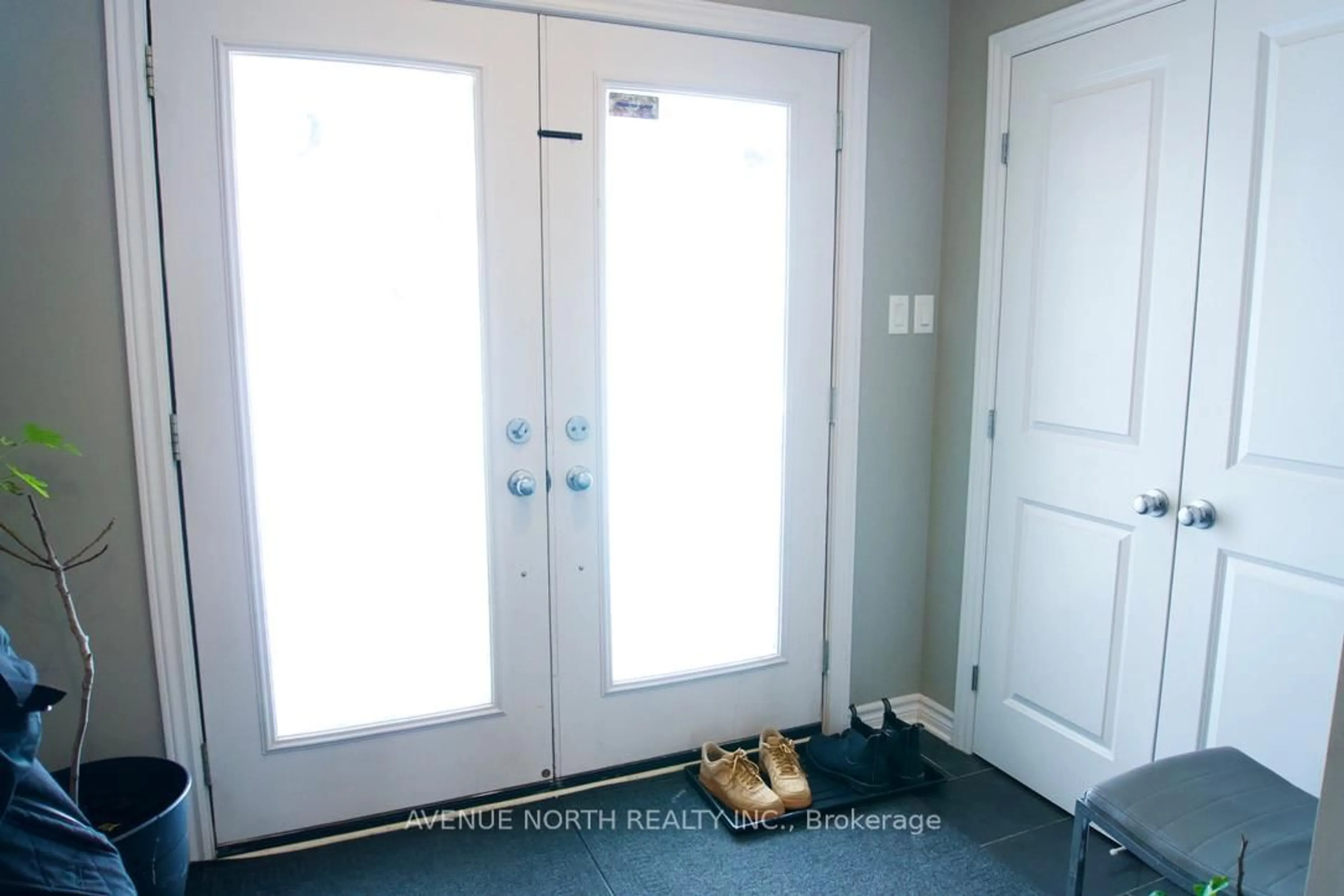 Indoor entryway for 513 Egret Way, Ottawa Ontario K2C 3H2