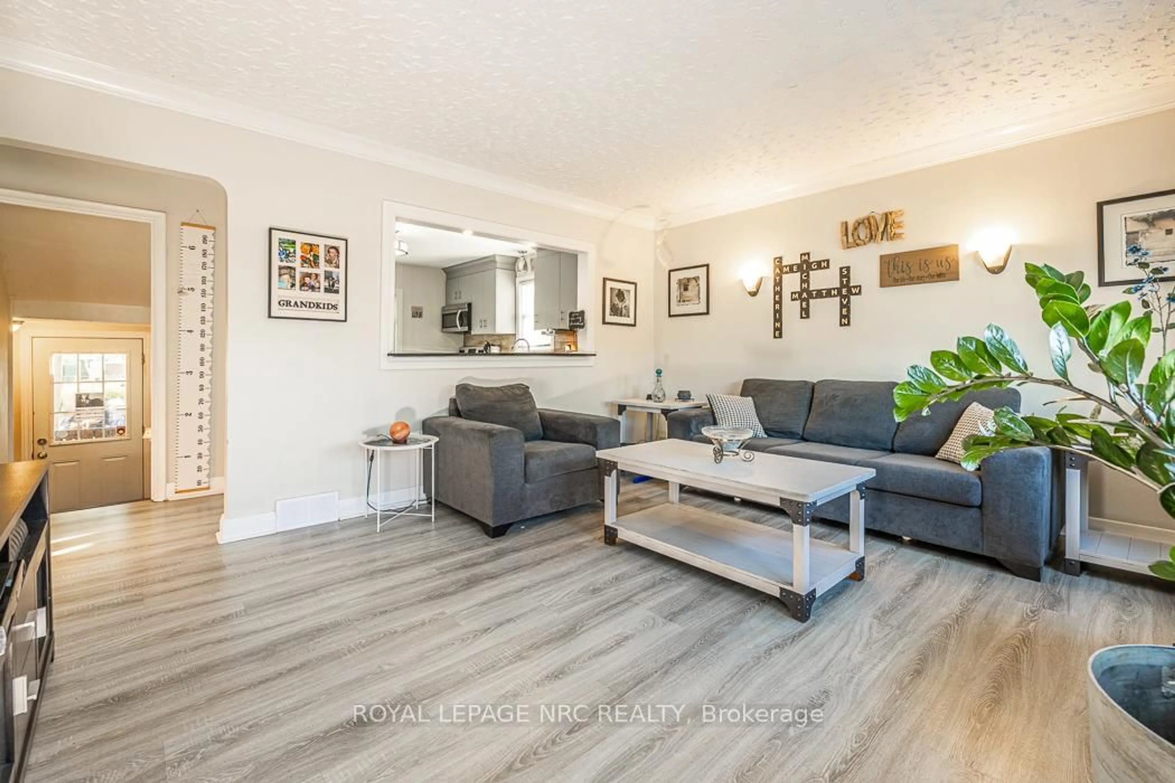 Living room with furniture, wood/laminate floor for 14 Oakwood Ave, St. Catharines Ontario L2P 1L1