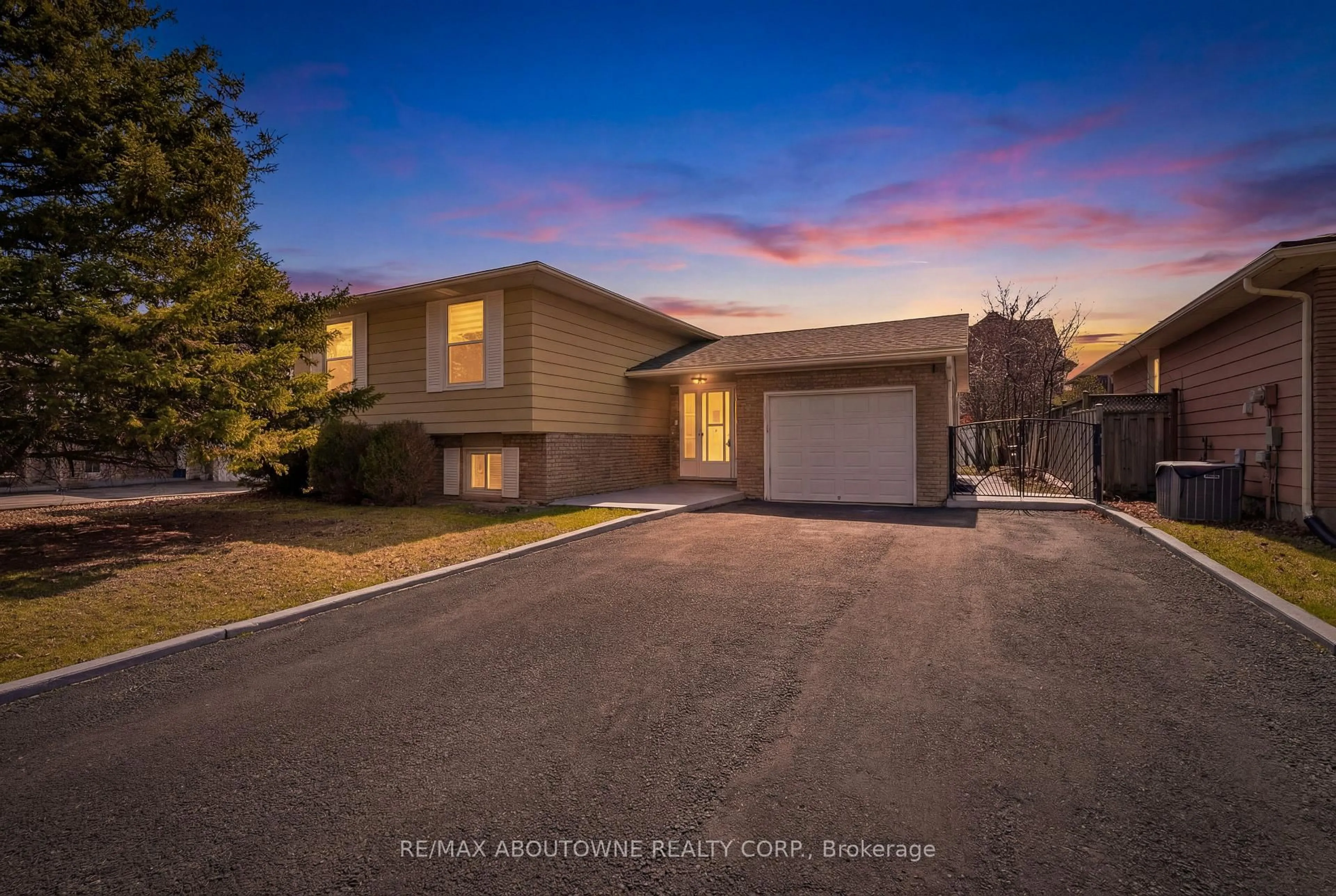 A pic from outside/outdoor area/front of a property/back of a property/a pic from drone, street for 7238 Parkdale St, Niagara Falls Ontario L2E 5P3