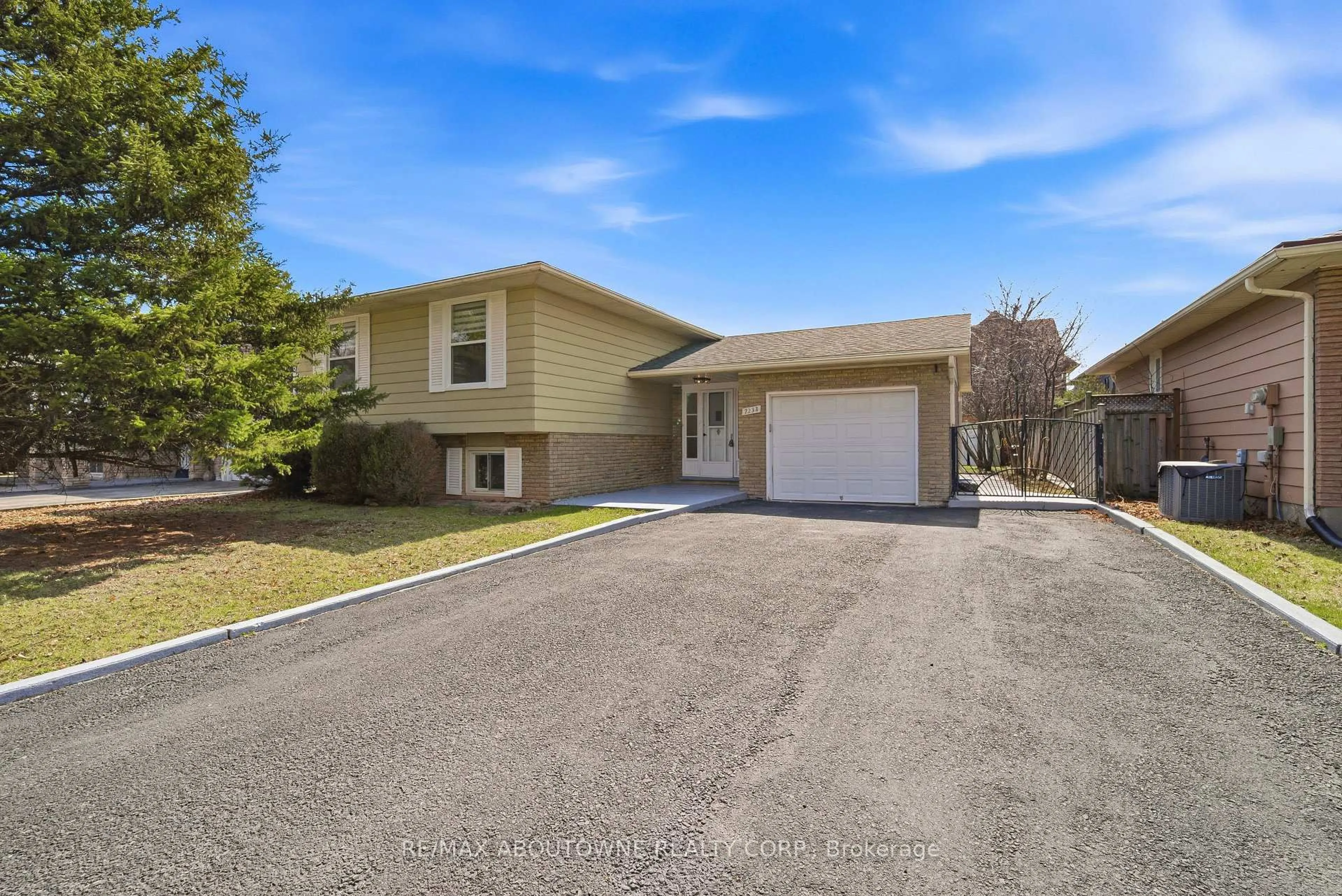 Home with vinyl exterior material, street for 7238 Parkdale St, Niagara Falls Ontario L2E 5P3