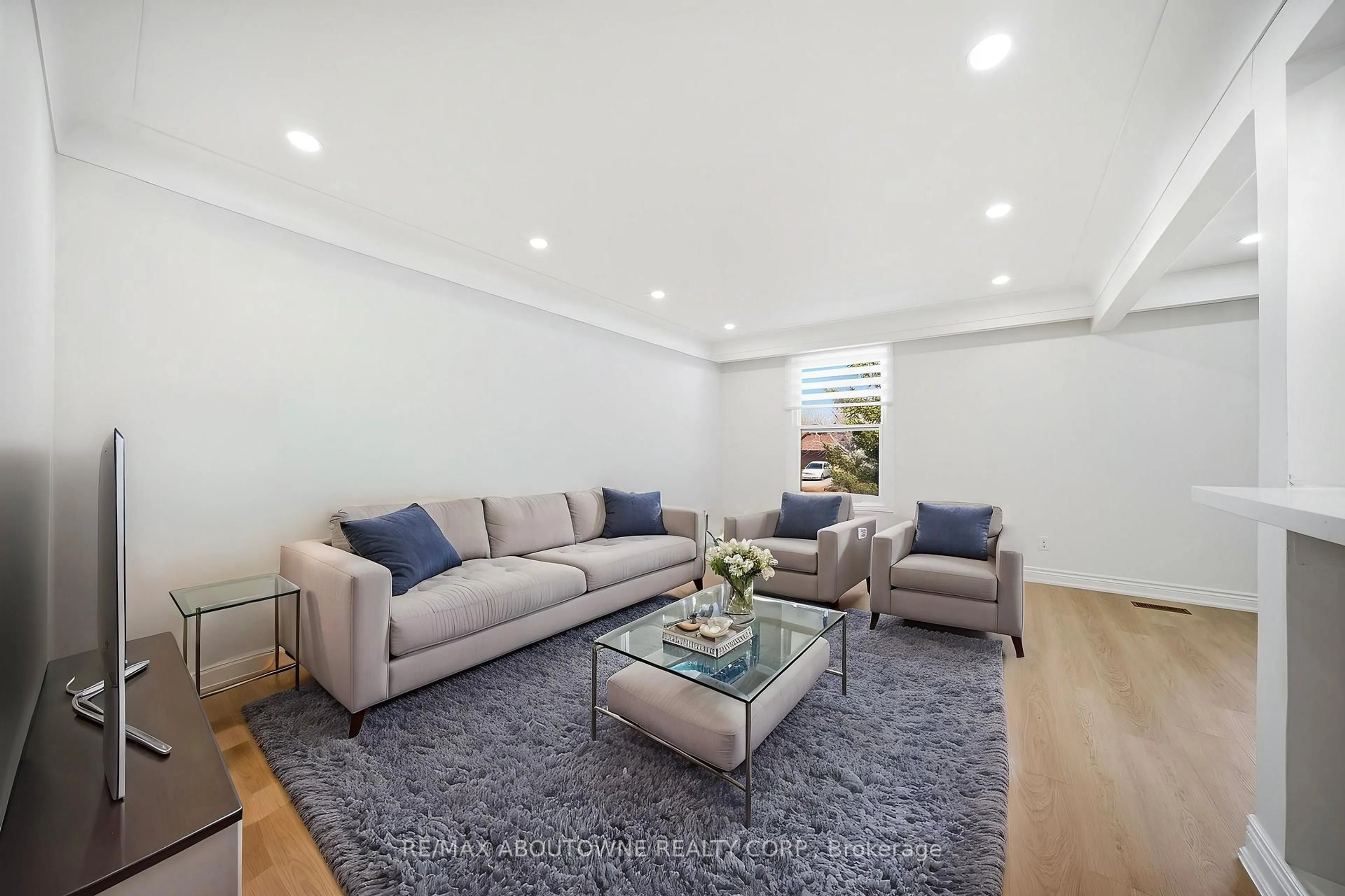 Living room with furniture, unknown for 7238 Parkdale St, Niagara Falls Ontario L2E 5P3