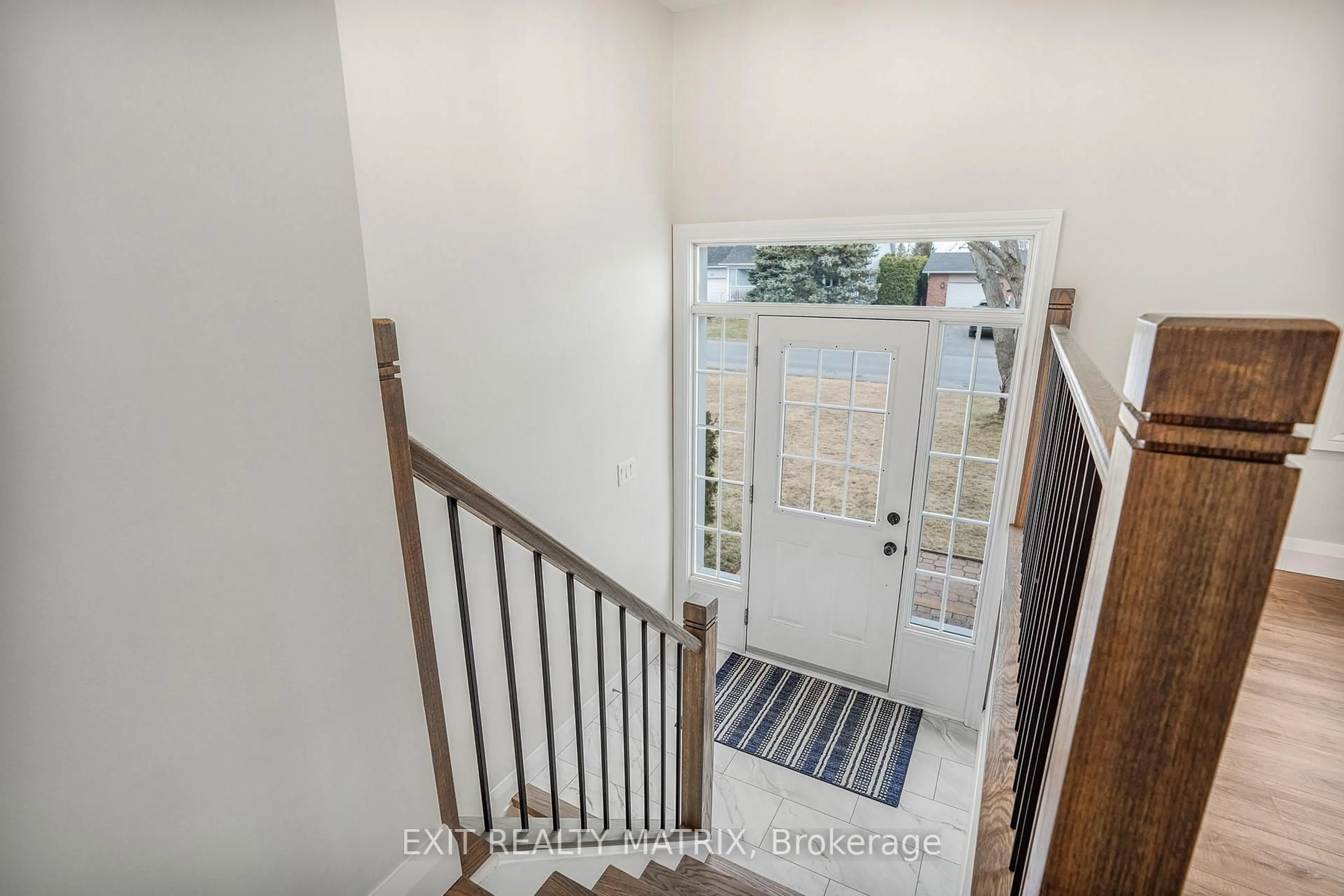 Indoor entryway for 58 Castlebeau St, Russell Ontario K0A 1W0