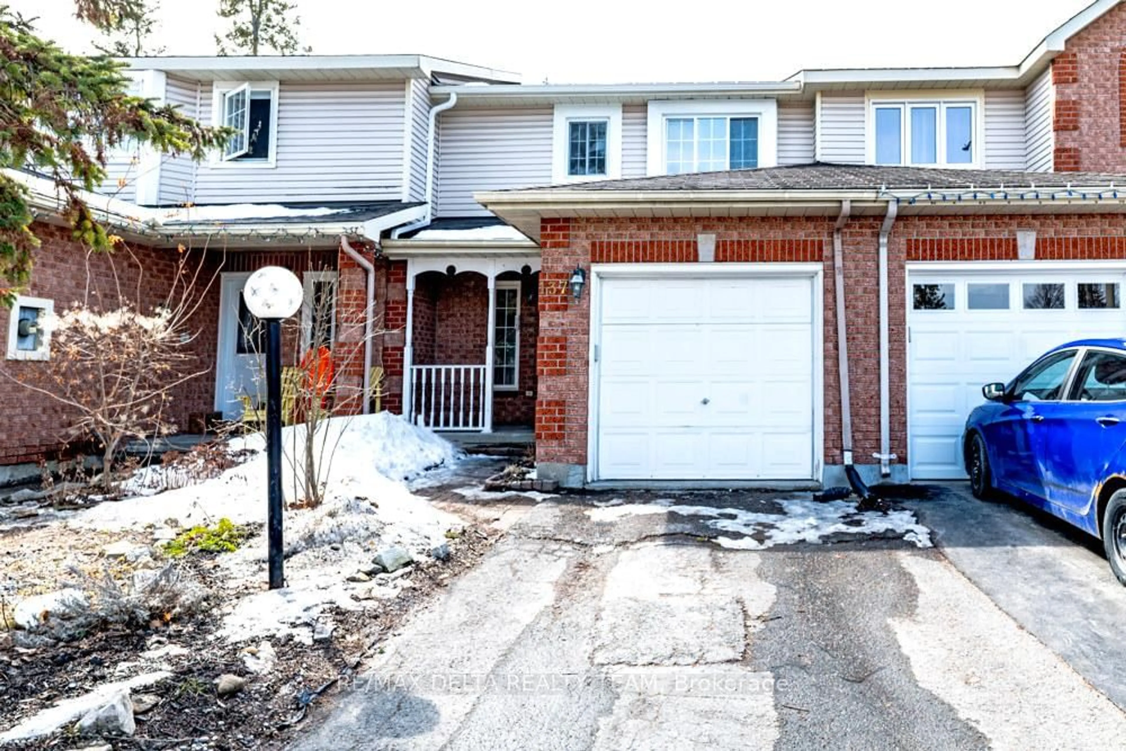 Home with brick exterior material, street for 137 Bridlewood Dr, Ottawa Ontario K2M 2G6
