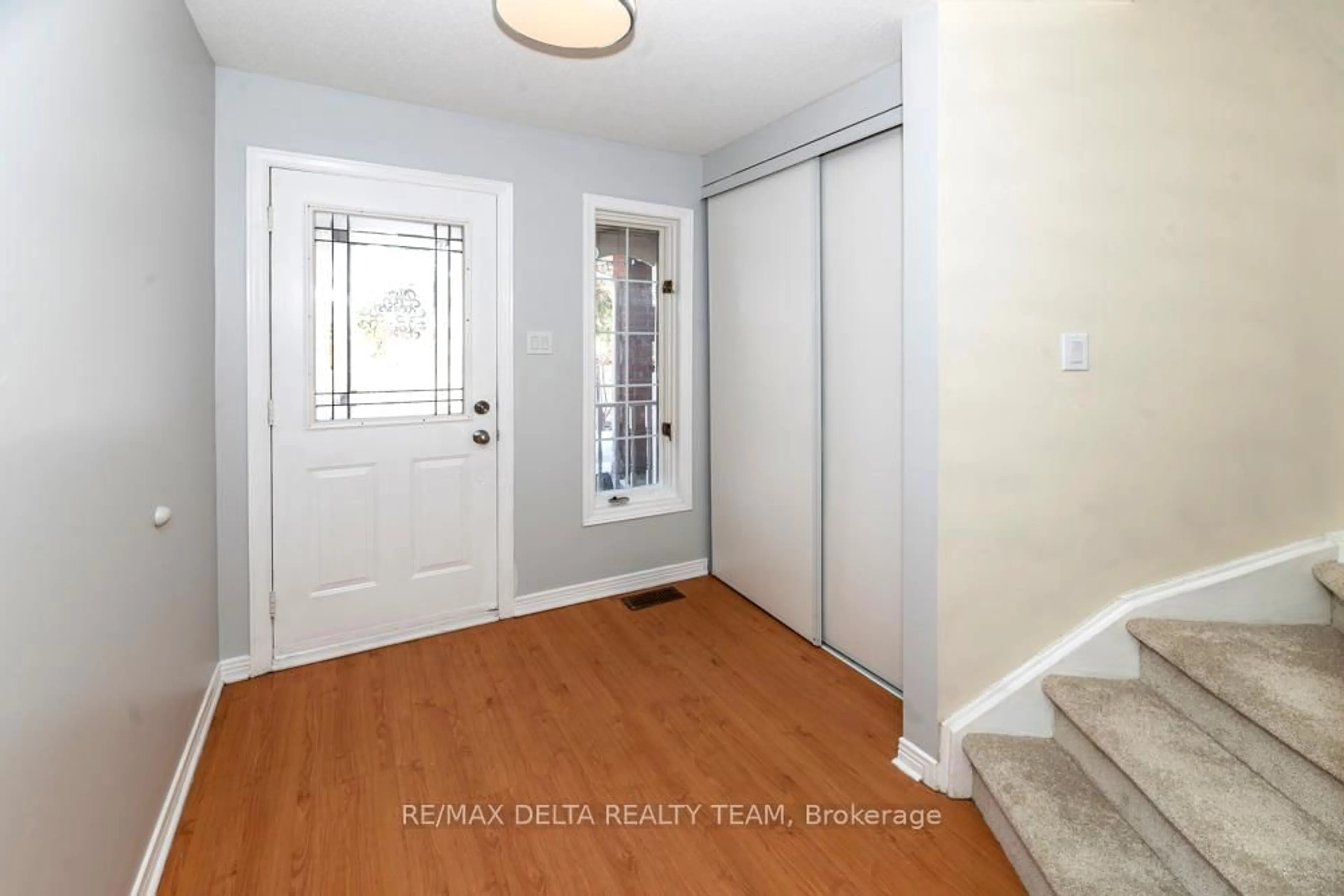 Indoor entryway for 137 Bridlewood Dr, Ottawa Ontario K2M 2G6