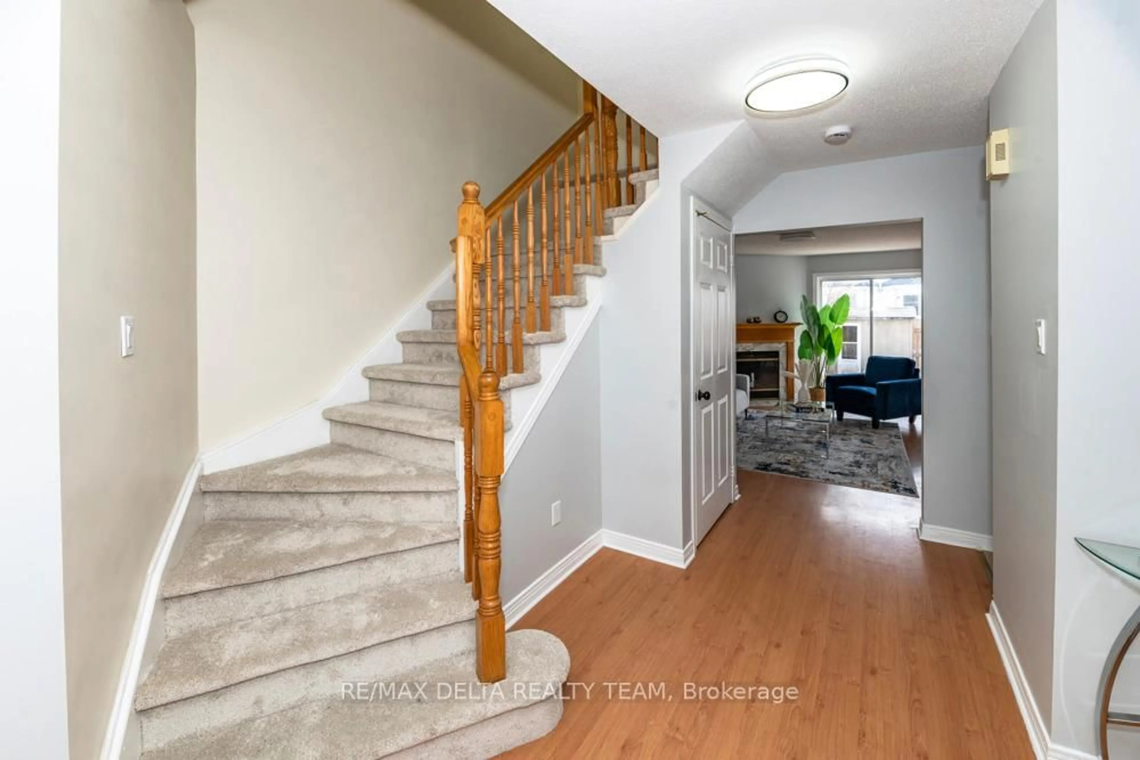 Indoor entryway for 137 Bridlewood Dr, Ottawa Ontario K2M 2G6