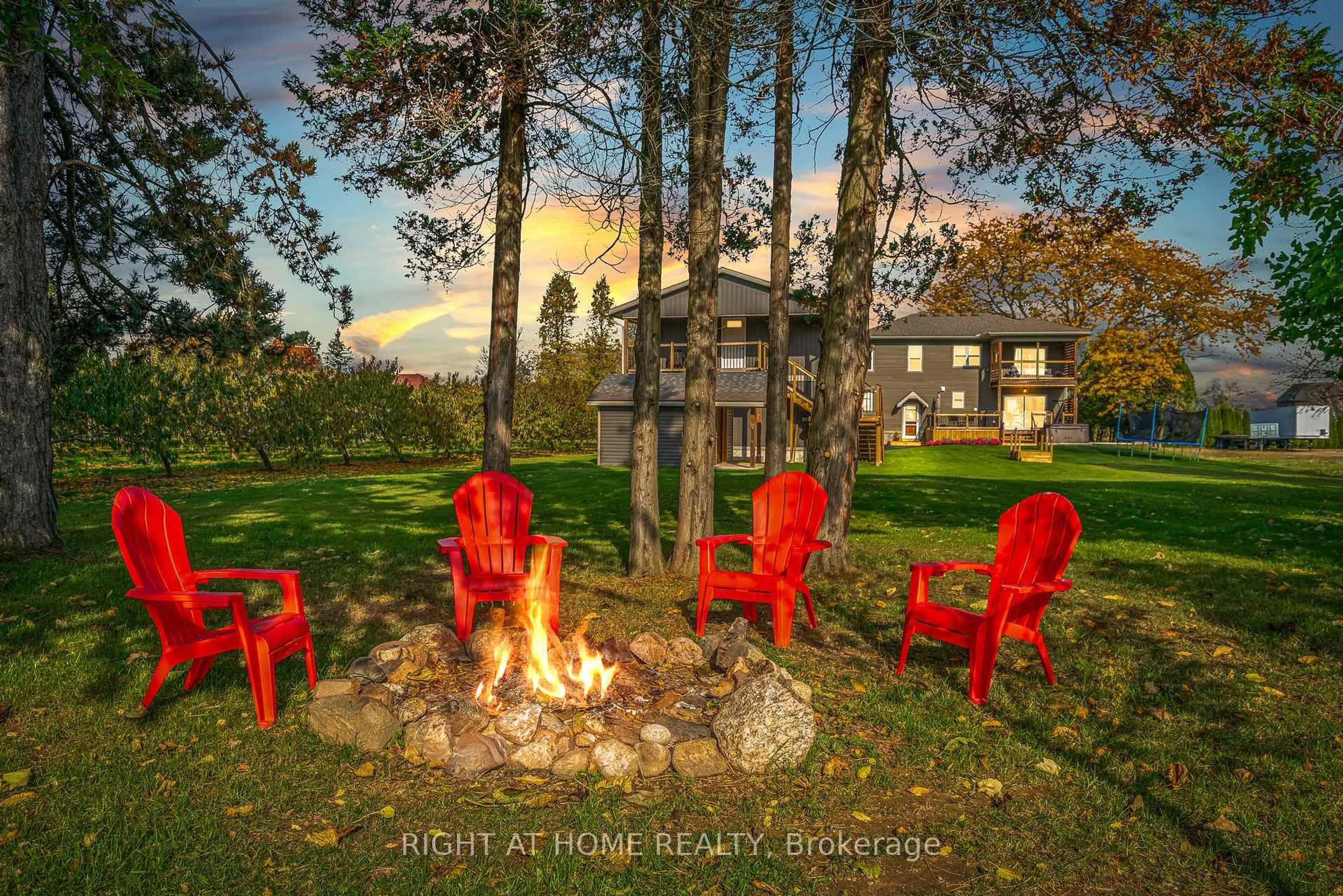 Patio, unknown for 43 Scott St, Niagara-on-the-Lake Ontario L0S 1J0