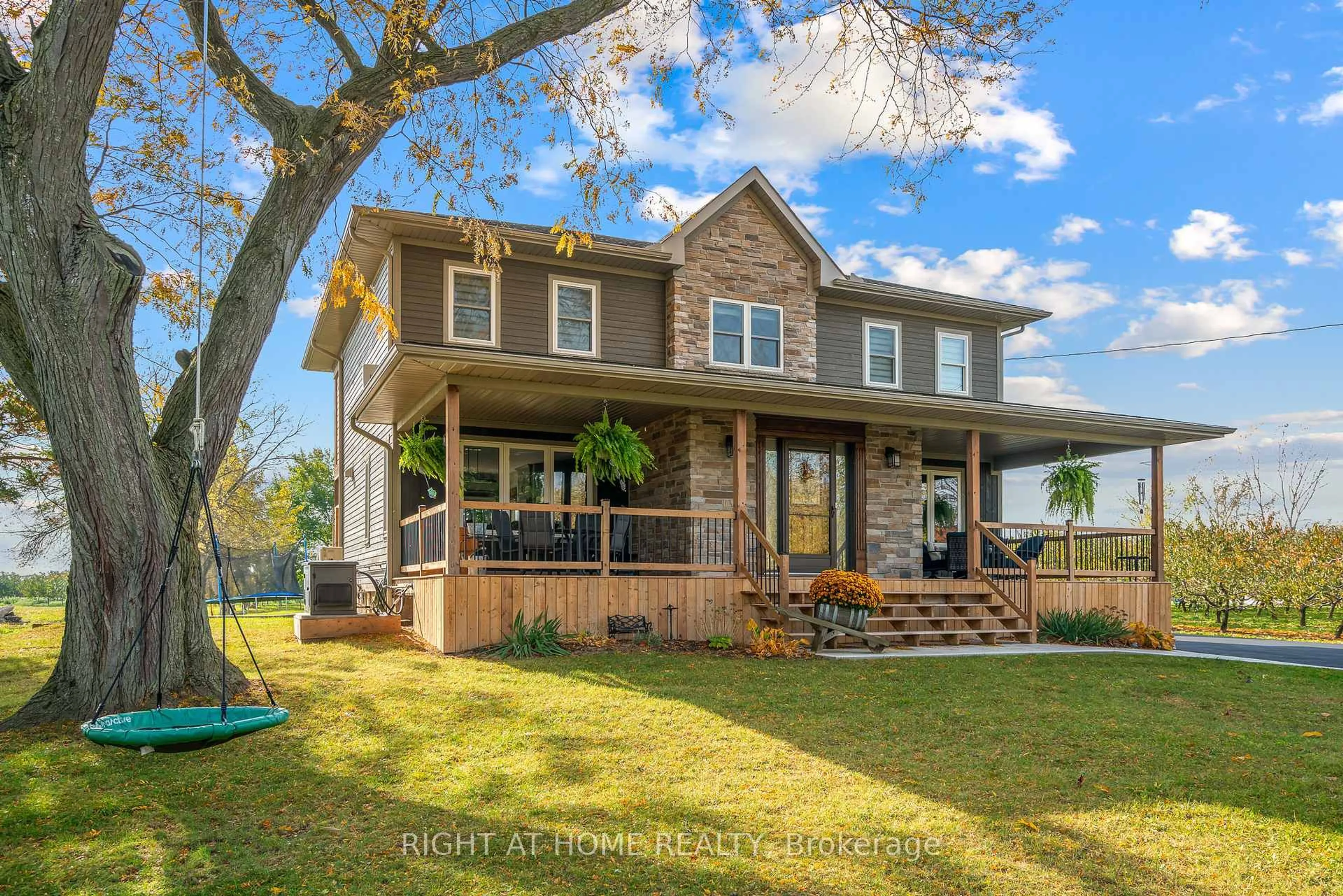 Home with vinyl exterior material, street for 43 Scott St, Niagara-on-the-Lake Ontario L0S 1J0