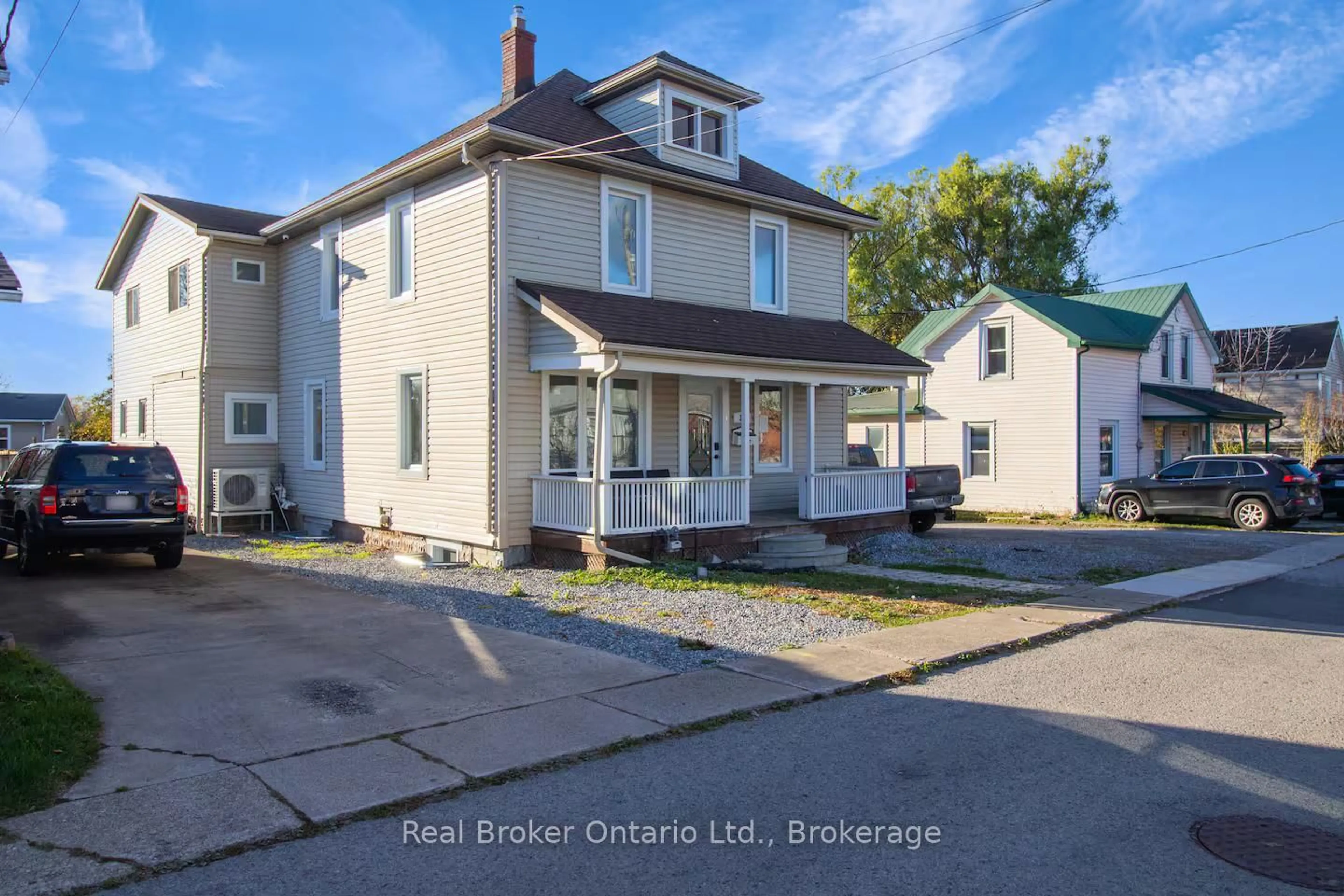 A pic from outside/outdoor area/front of a property/back of a property/a pic from drone, street for 34 Church St, Port Colborne Ontario L3K 2M4