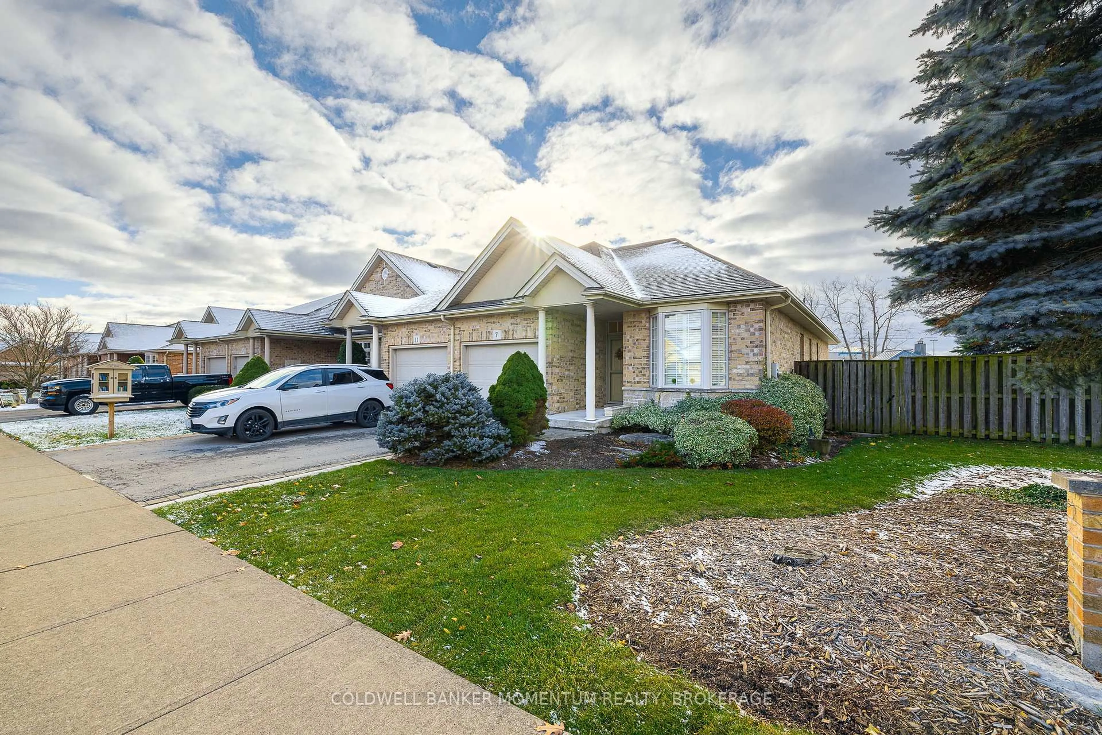 A pic from outside/outdoor area/front of a property/back of a property/a pic from drone, street for 7 Willowlanding Crt, Welland Ontario L3C 7L7