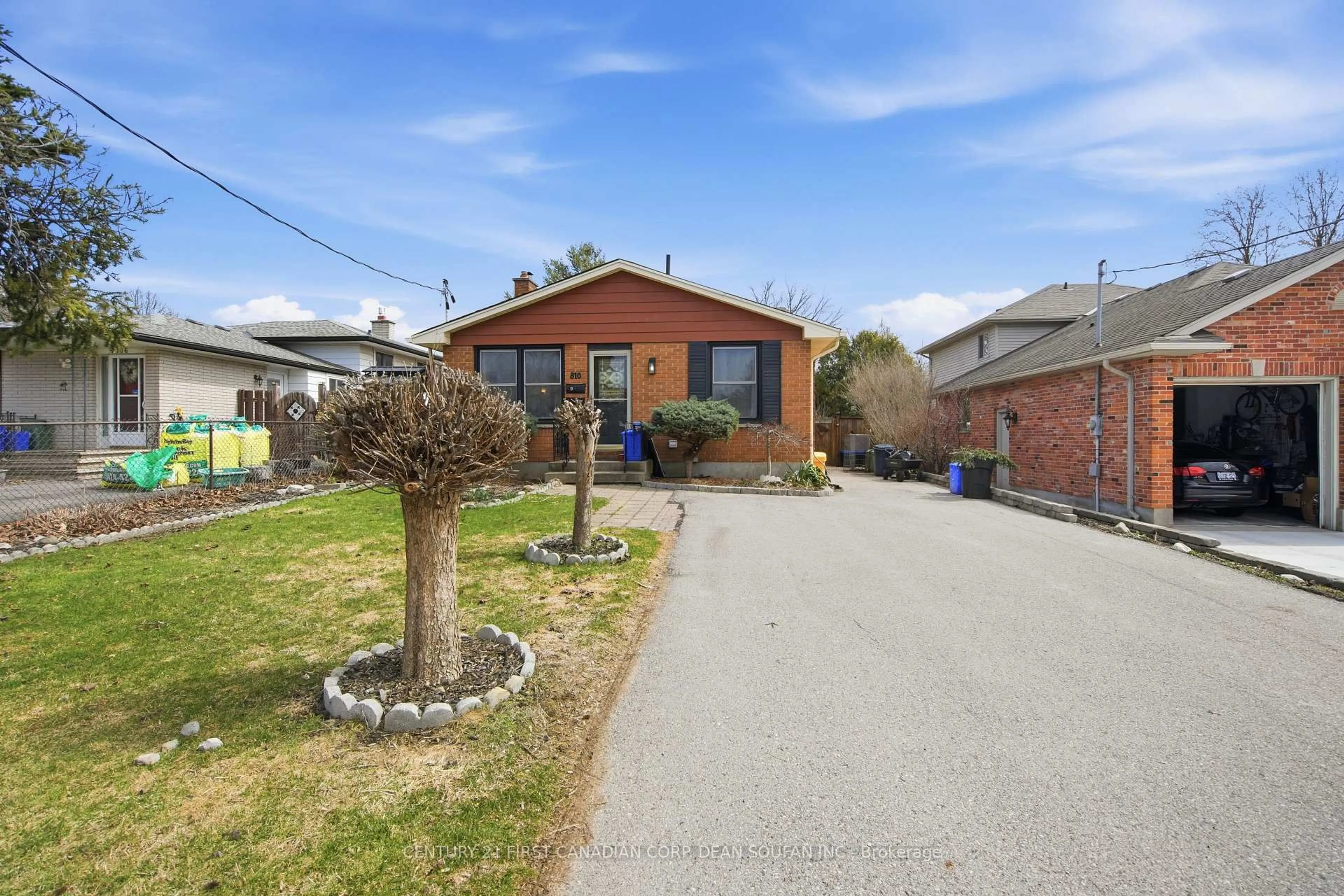 A pic from outside/outdoor area/front of a property/back of a property/a pic from drone, street for 810 Easy St, London South Ontario N6C 4Z6