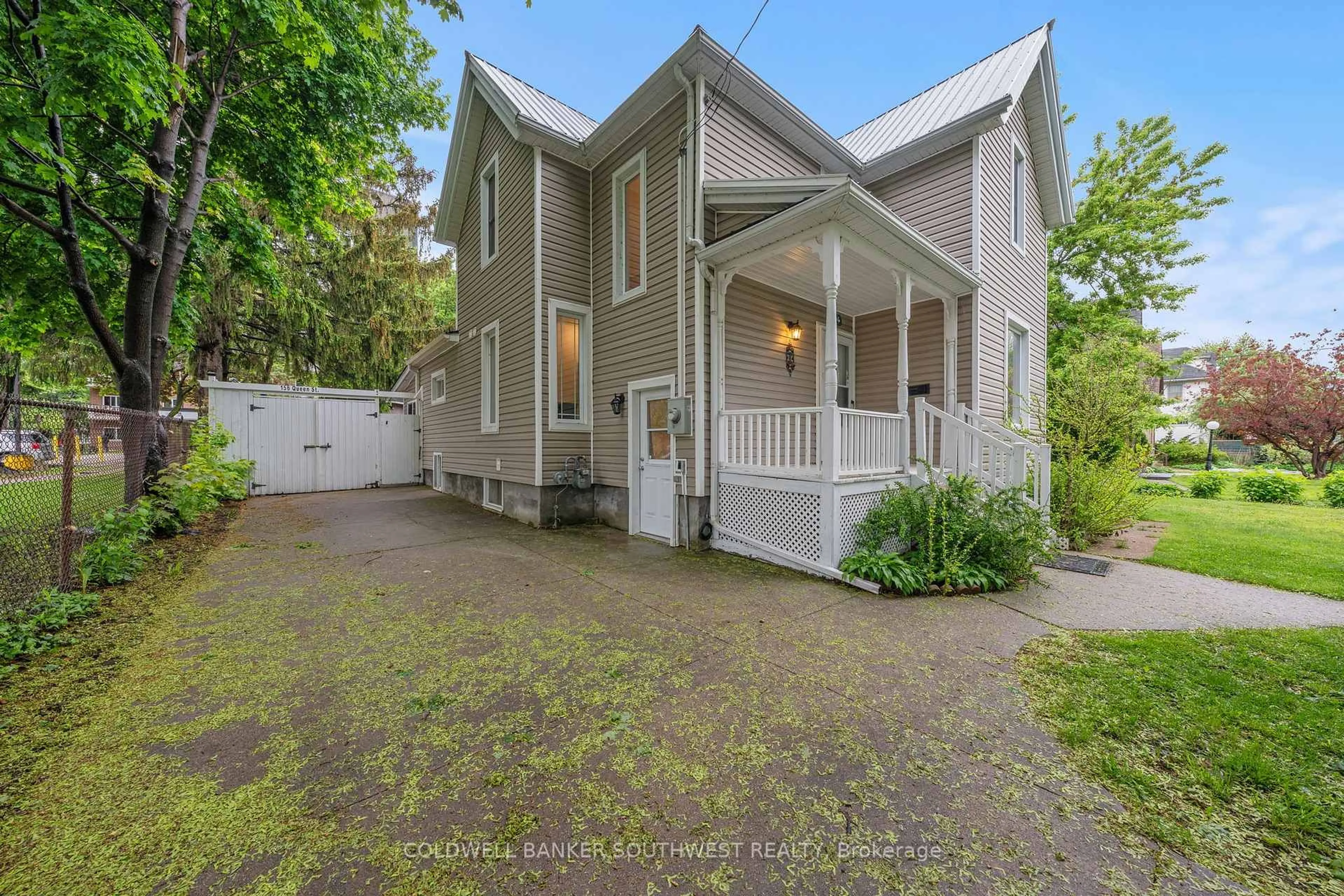 A pic from outside/outdoor area/front of a property/back of a property/a pic from drone, street for 156 Queen St, Sarnia Ontario N7T 2R1