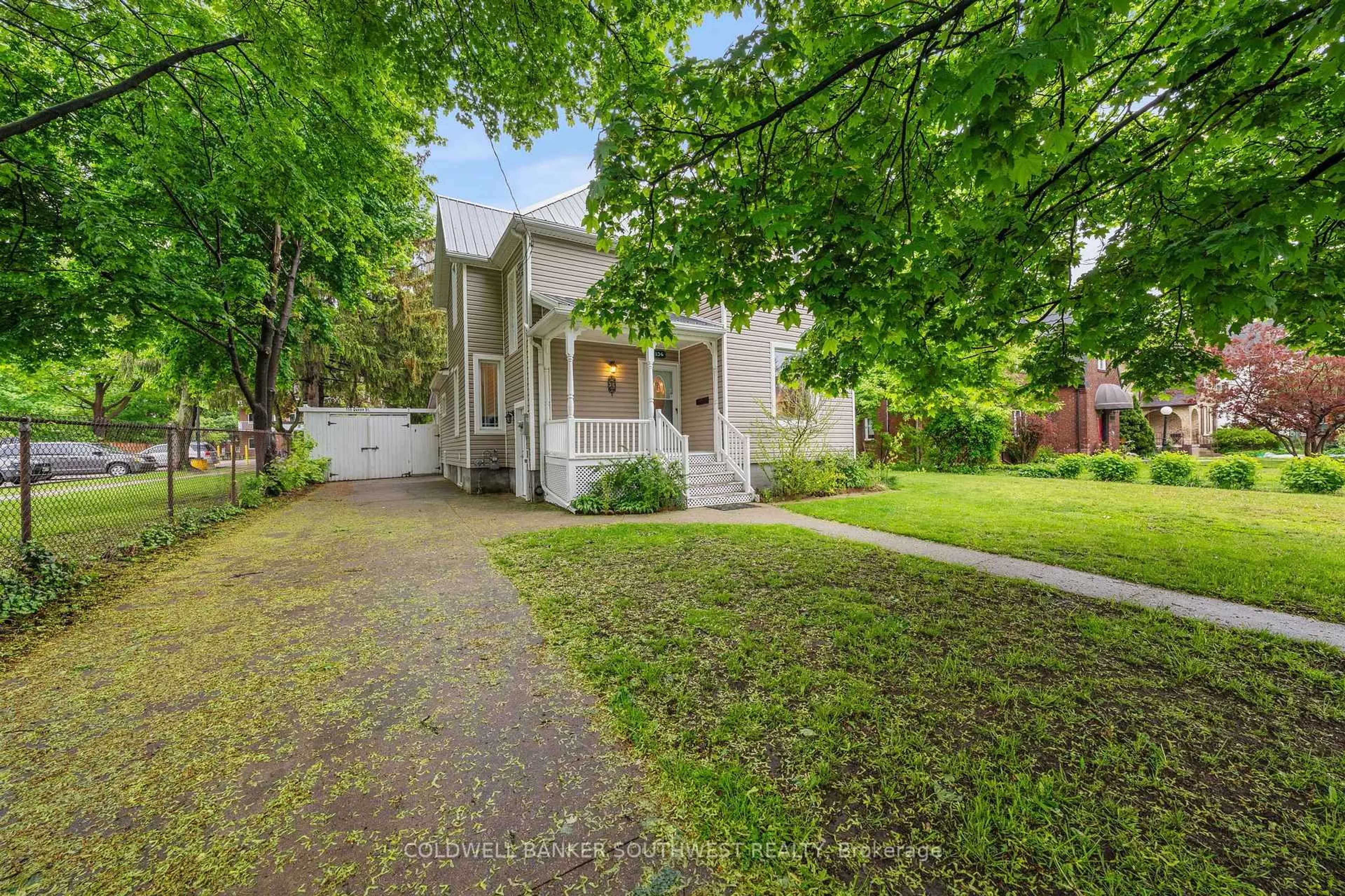 A pic from outside/outdoor area/front of a property/back of a property/a pic from drone, street for 156 Queen St, Sarnia Ontario N7T 2R1