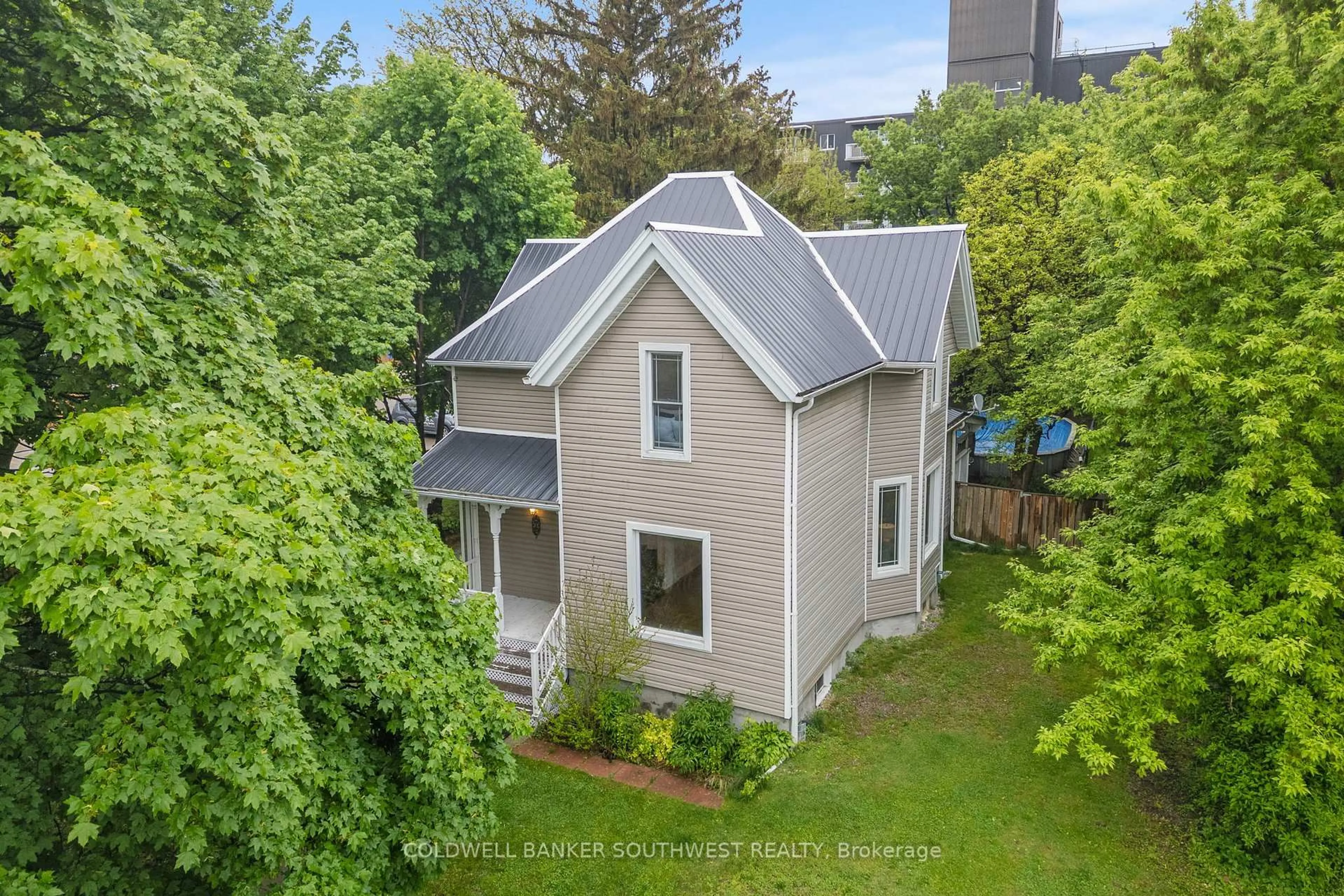 A pic from outside/outdoor area/front of a property/back of a property/a pic from drone, building for 156 Queen St, Sarnia Ontario N7T 2R1