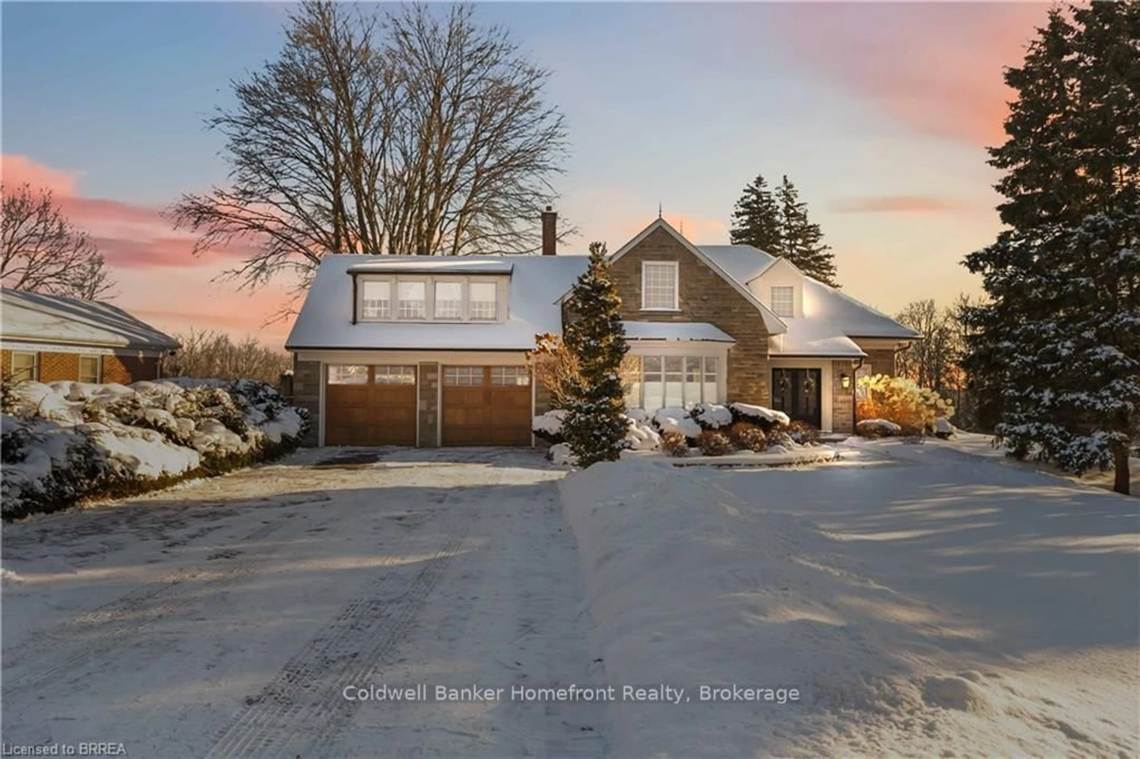 A pic from outside/outdoor area/front of a property/back of a property/a pic from drone, street for 8 Tutela Heights Rd, Brantford Ontario N3T 1A1