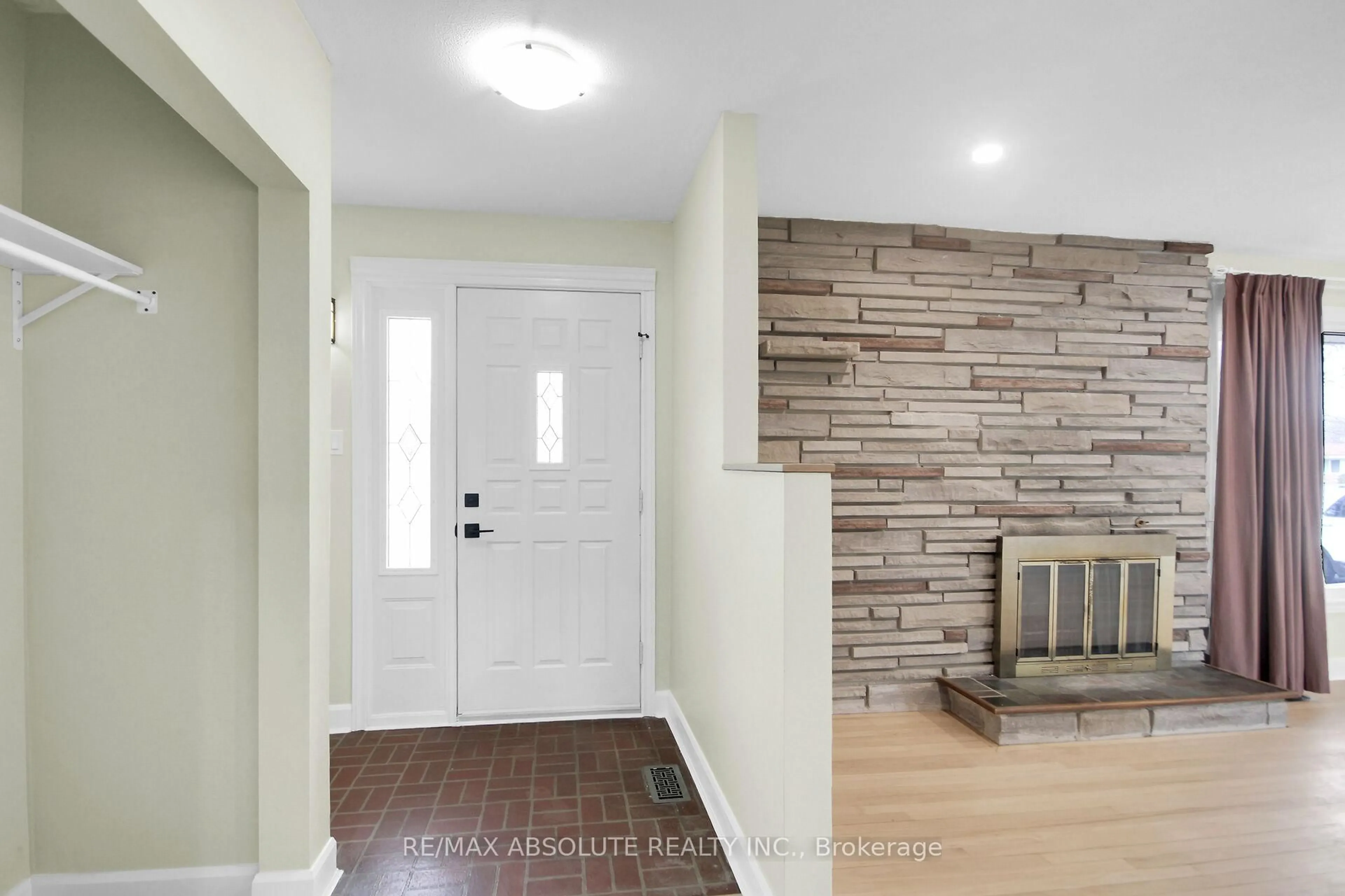 Indoor entryway for 60 Foothills Dr, Ottawa Ontario K2H 6K3