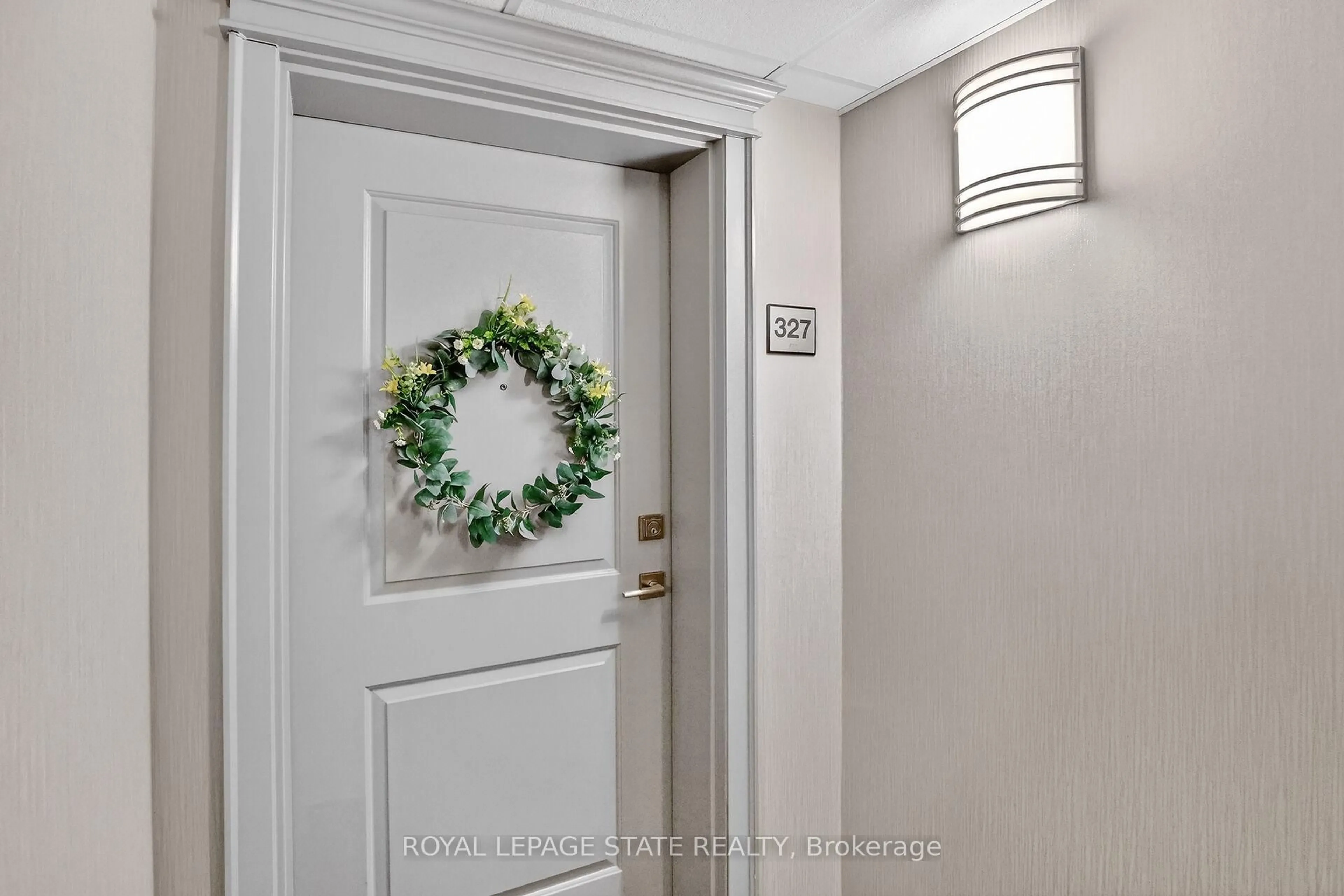 Indoor entryway for 35 Southshore Cres #327, Hamilton Ontario L8E 0J2