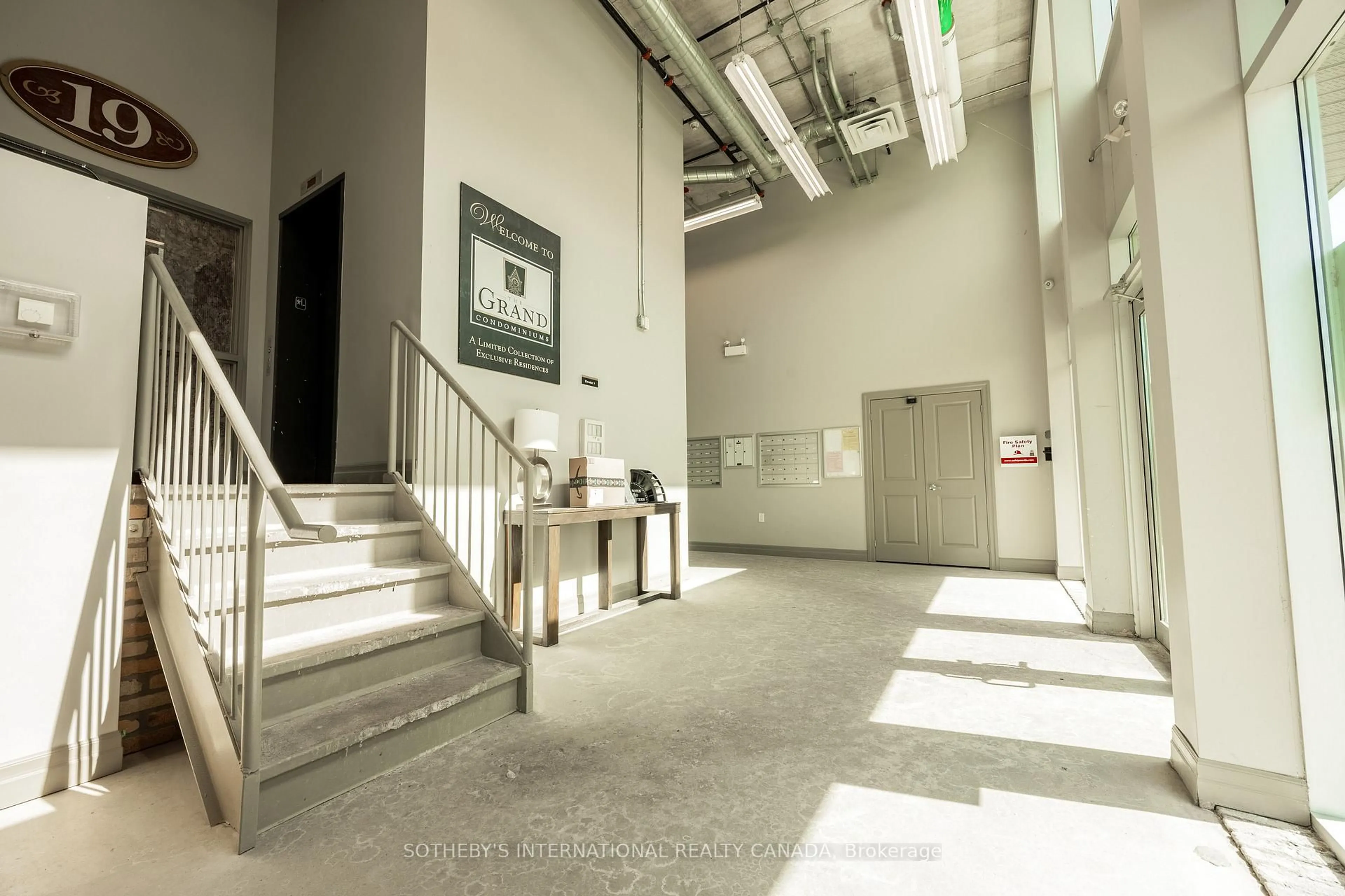 Indoor foyer for 25 Concession St #215, Cambridge Ontario N1R 2G6