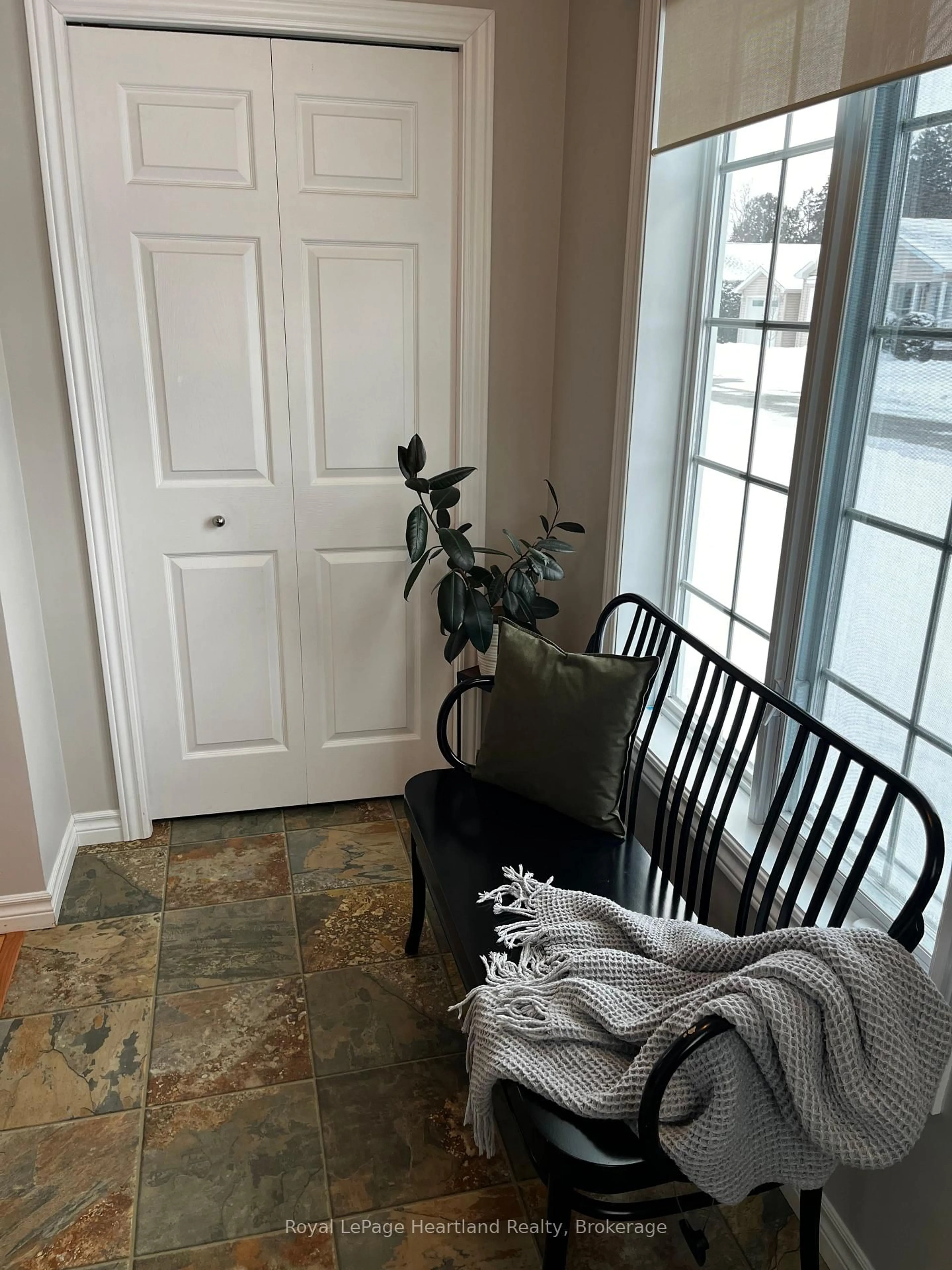 Indoor entryway for 459 Richard Cres, Strathroy-Caradoc Ontario N7G 3P4