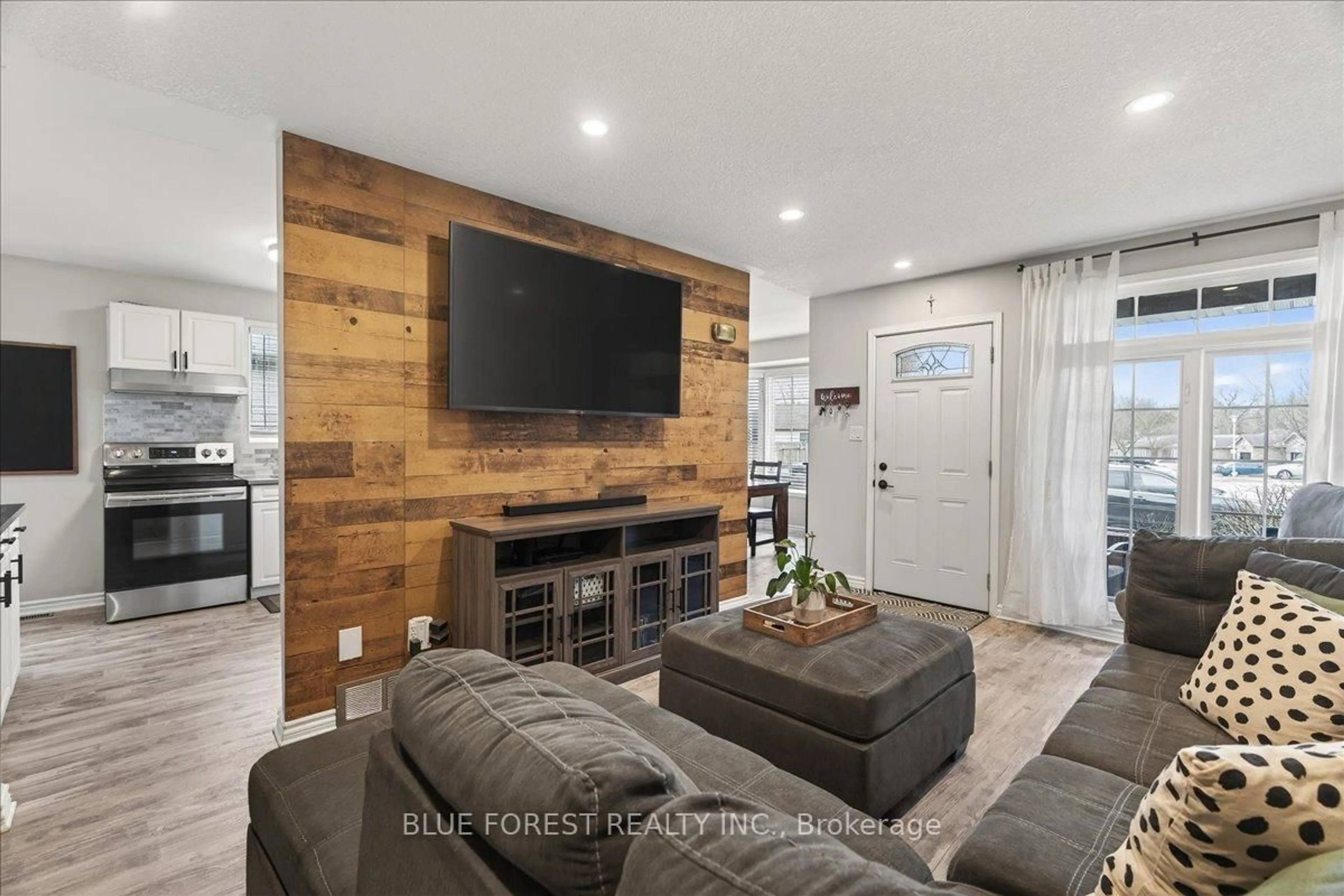 Home theater for 1874 Purcell Dr, London East Ontario N5W 6E3