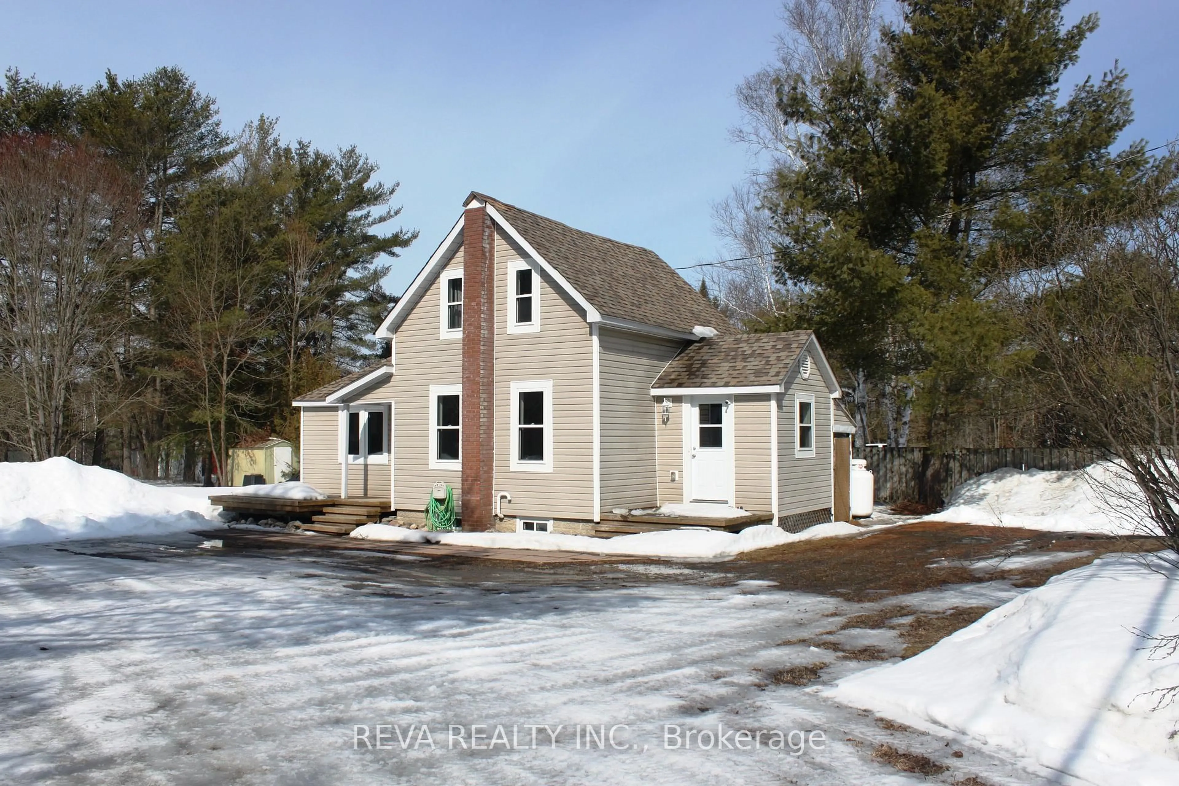 Home with vinyl exterior material, street for 15615 Hwy 35 Highway, Algonquin Highlands Ontario K0M 1J2