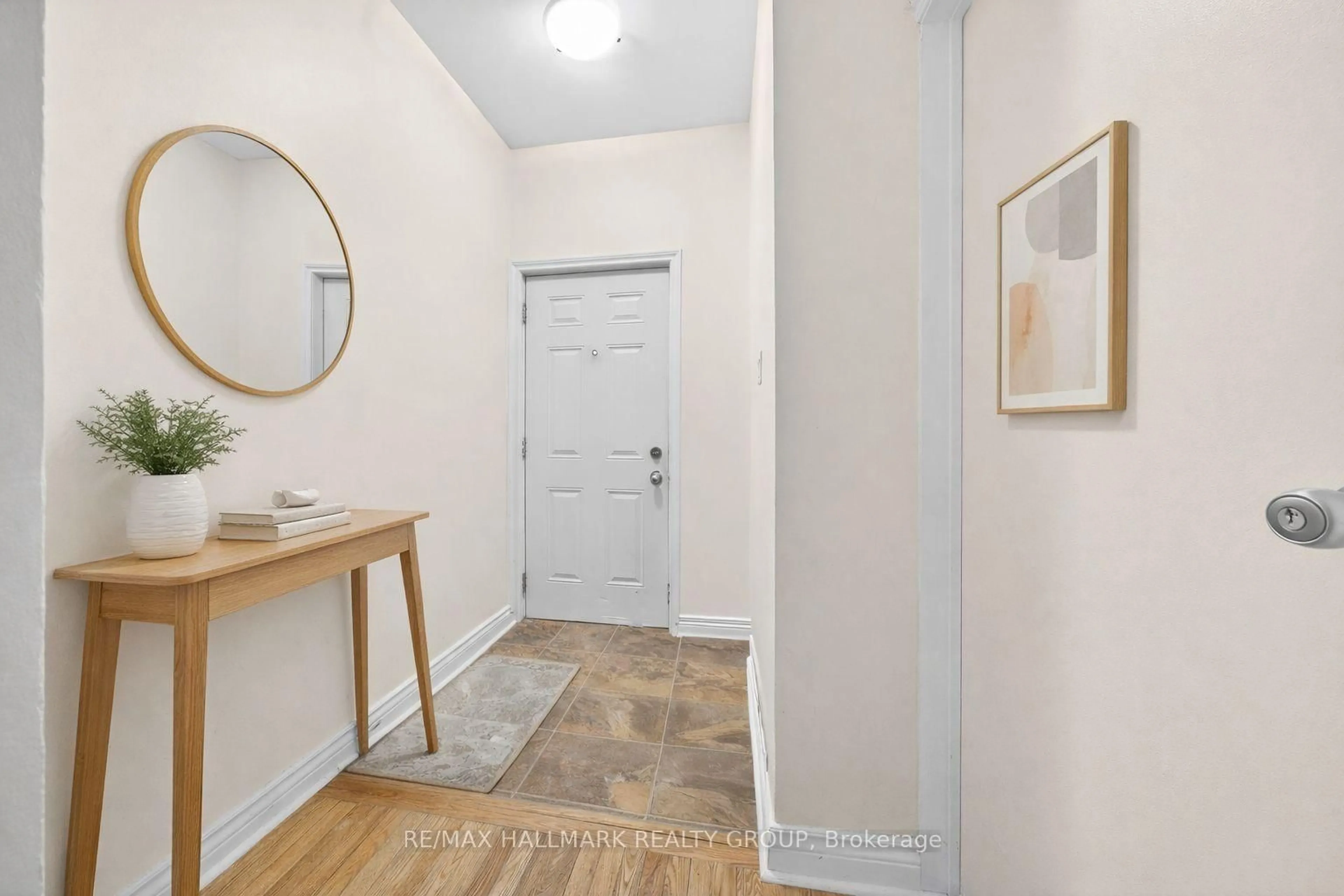 Indoor entryway for 212 Arlington Ave, Ottawa Ontario K1R 5S9