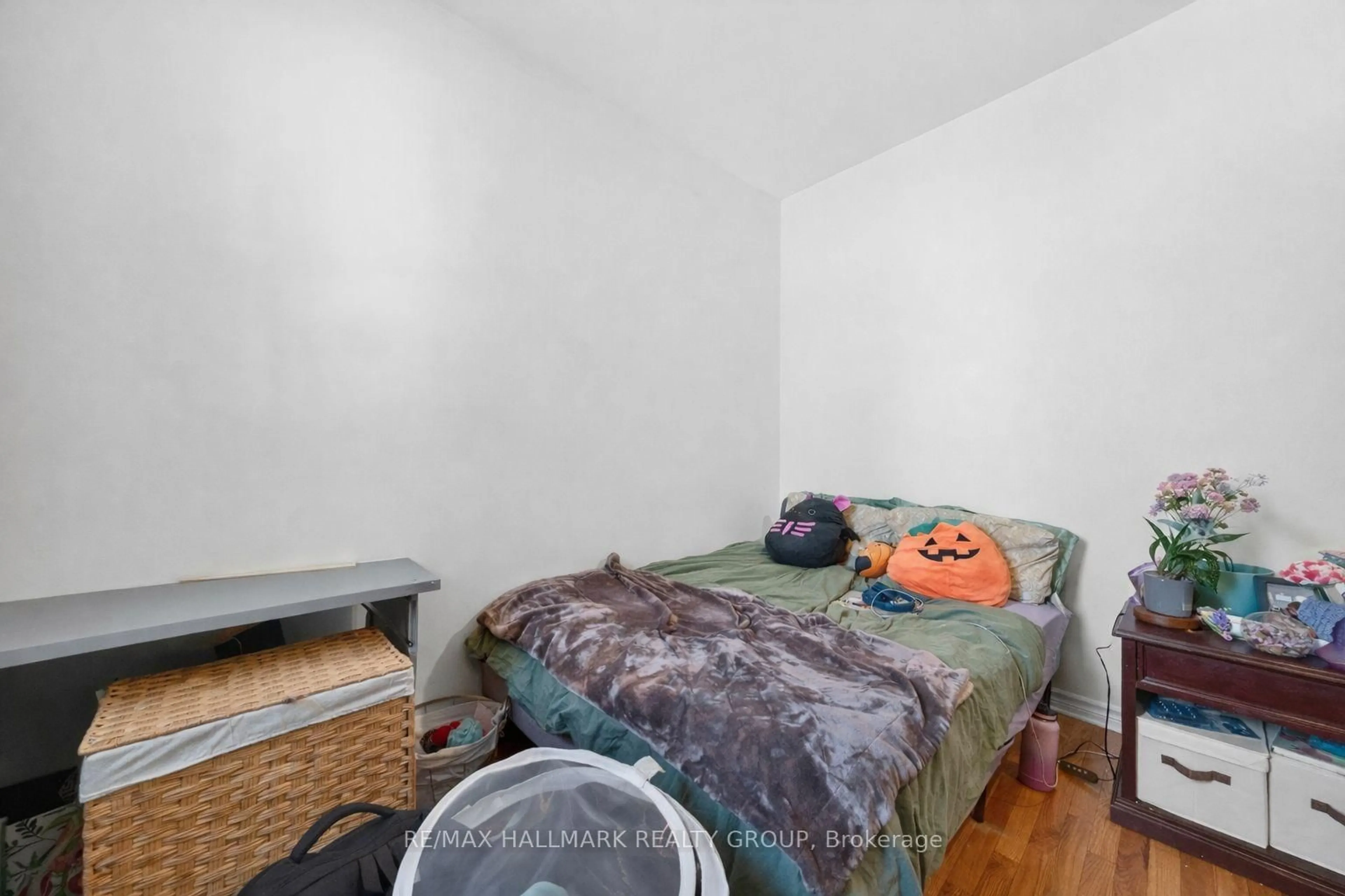 A pic of a room for 212 Arlington Ave, Ottawa Ontario K1R 5S9