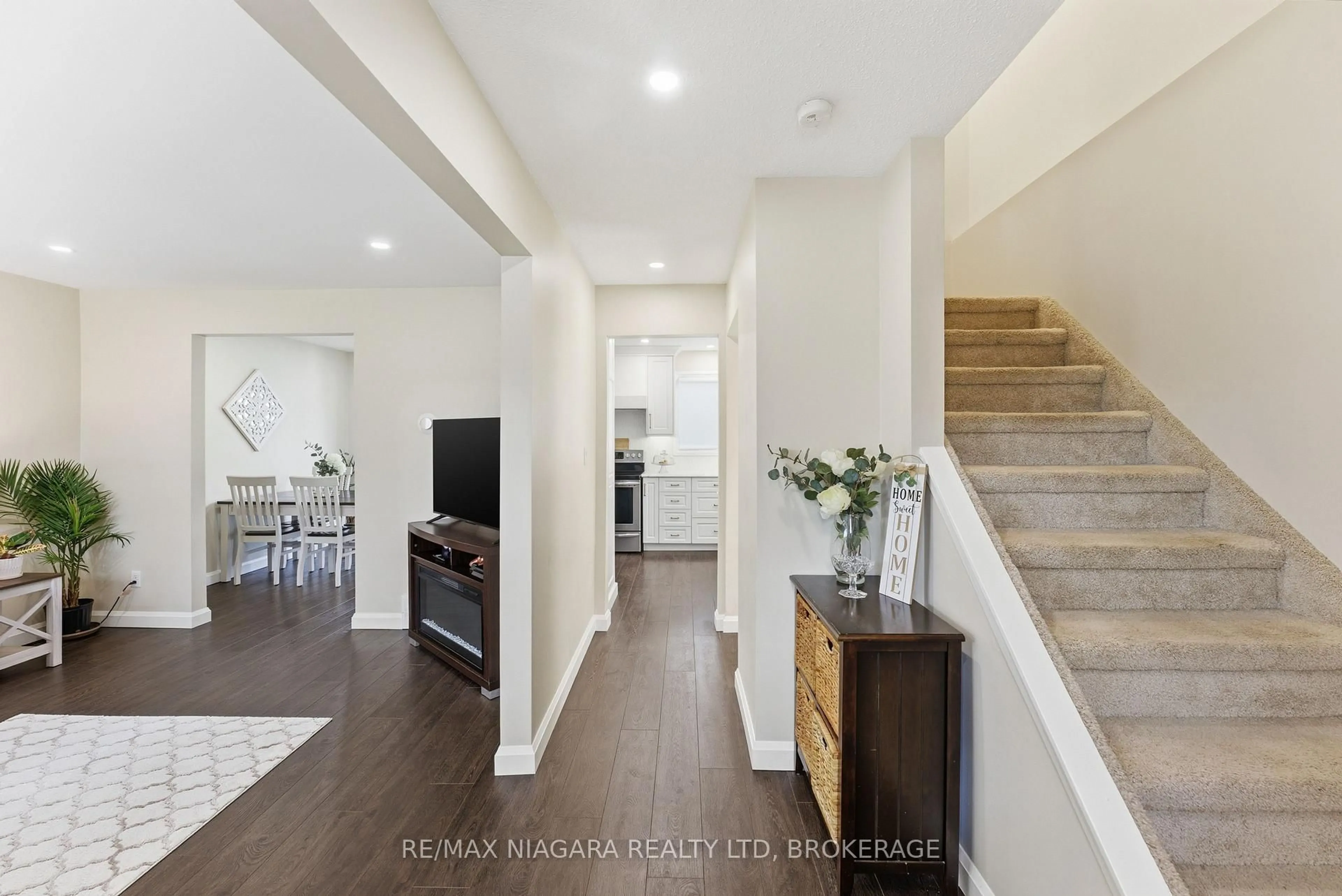 Indoor entryway for 8102 Lamont Ave, Niagara Falls Ontario L2G 6V5