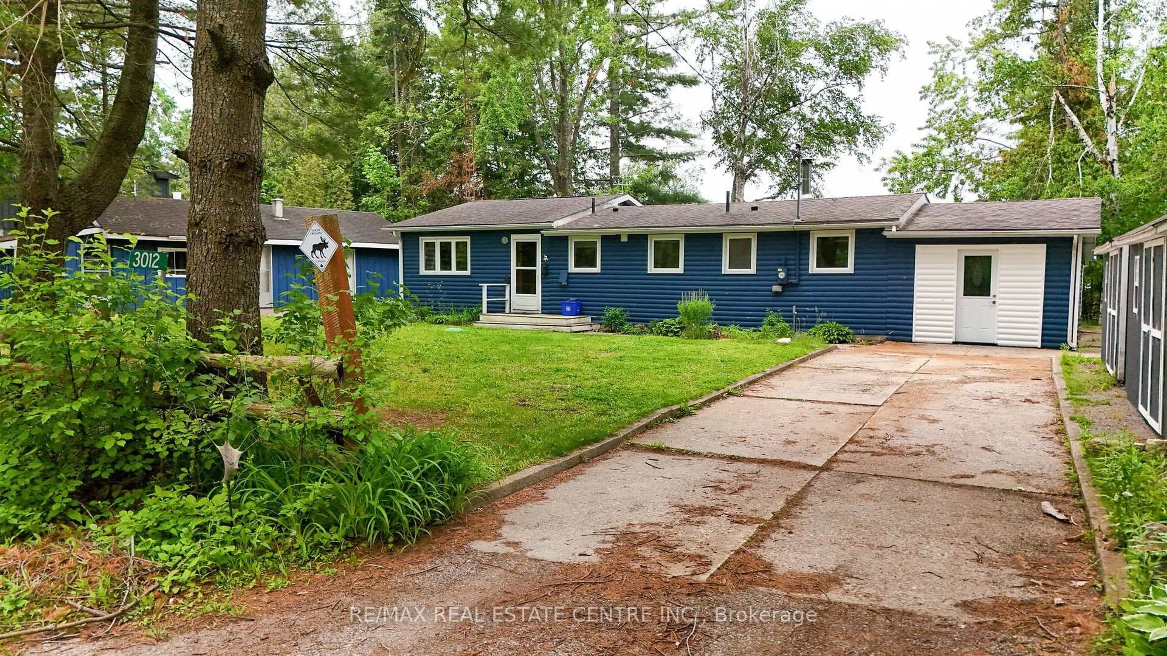 Home with vinyl exterior material, street for 3012 Greenwood Lane, Selwyn Ontario K0L 2H0