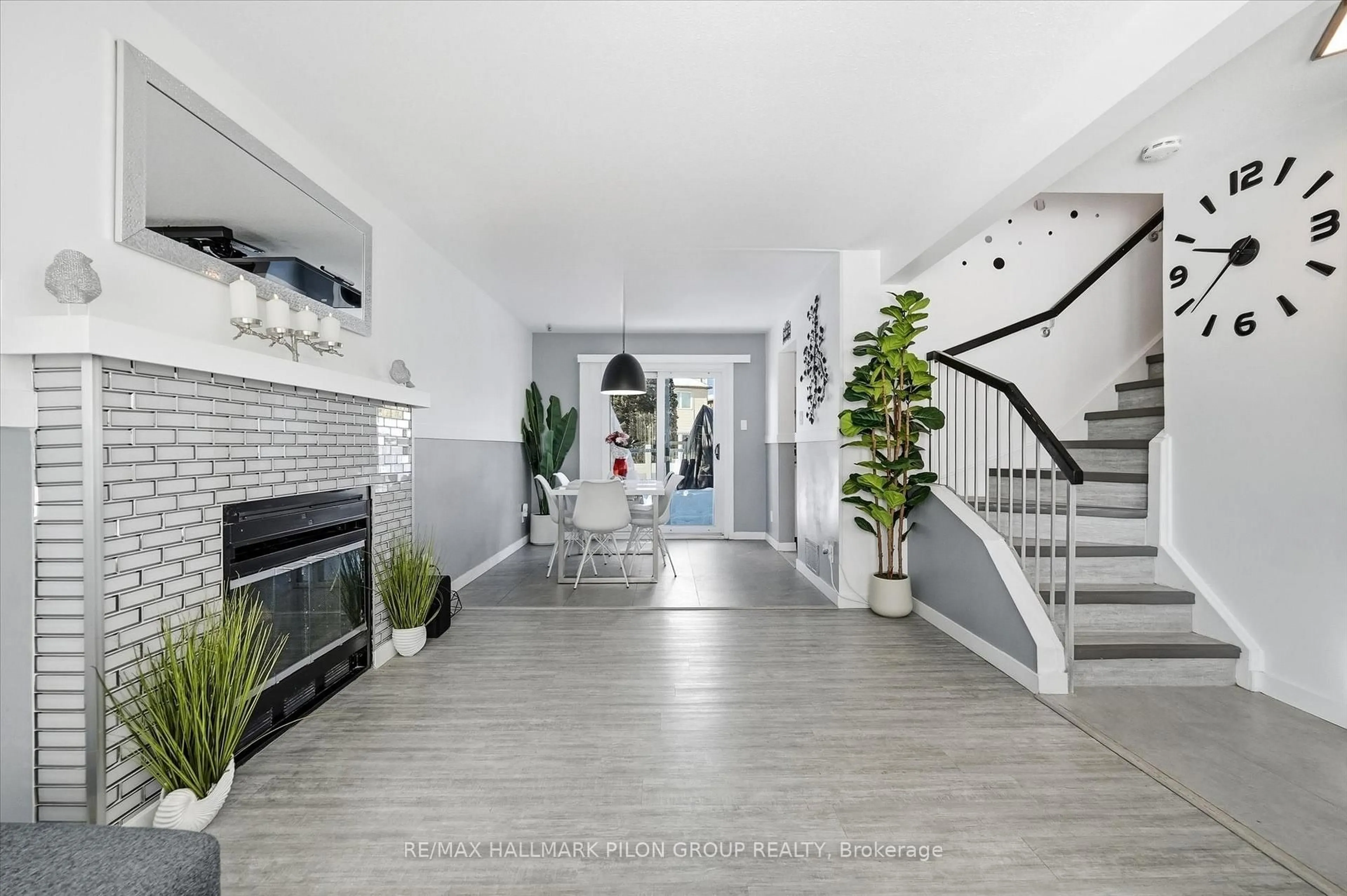 Indoor entryway for 1456 Prestone Dr, Ottawa Ontario K1E 1M4