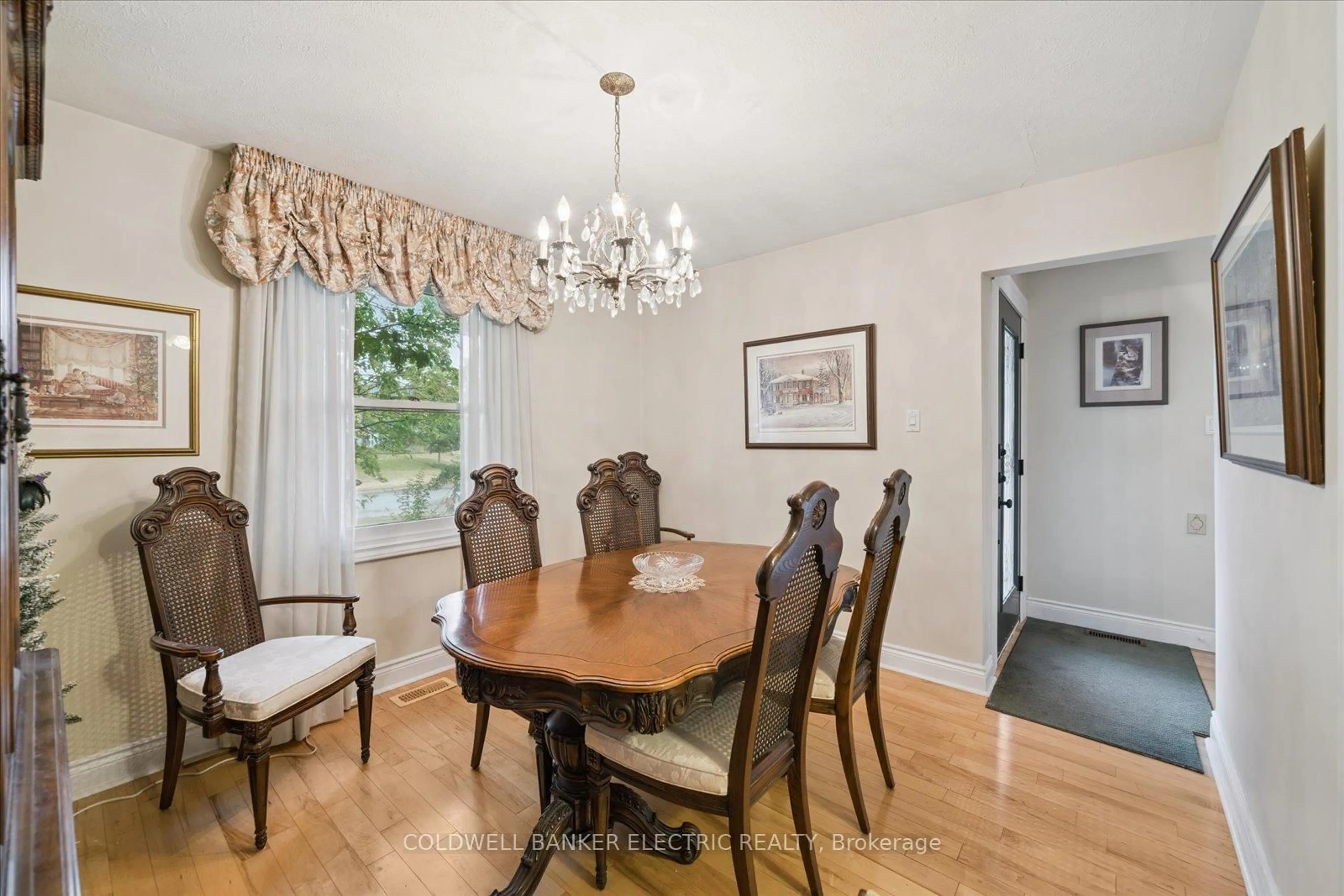 Dining room, wood/laminate floor for 11 Bayleaf Crt, Peterborough Ontario K9K 1A2