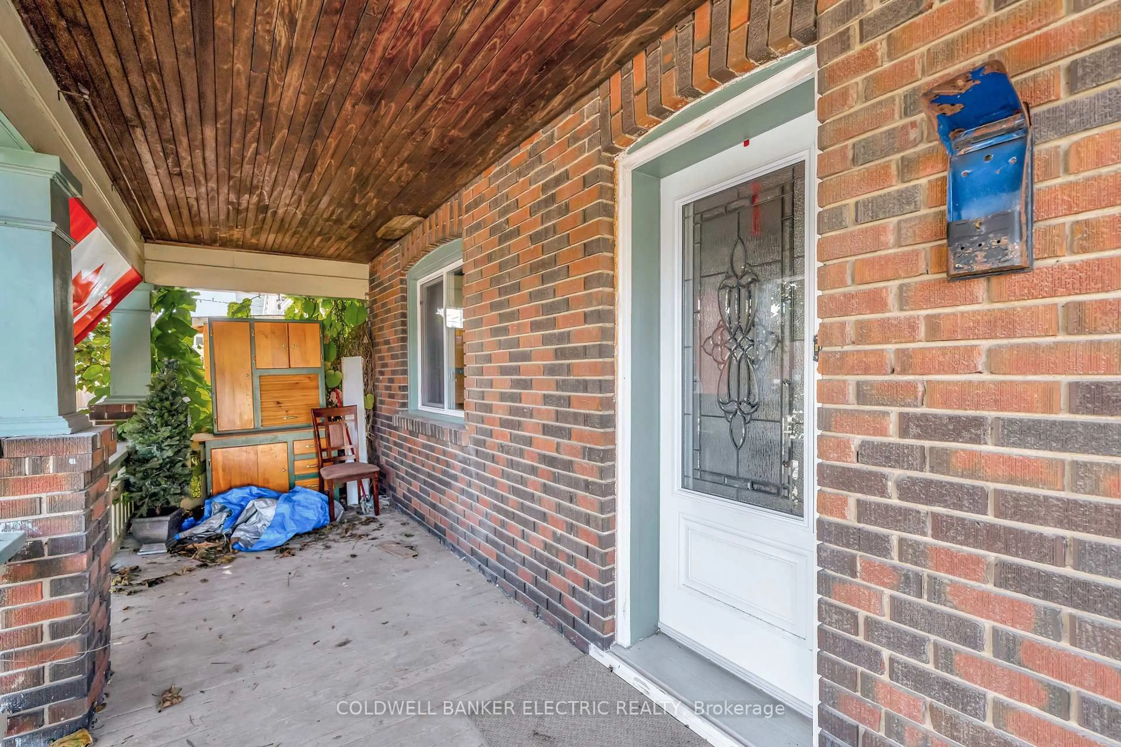 Indoor entryway for 112 Lansdowne St, Peterborough Ontario K9J 1Y1