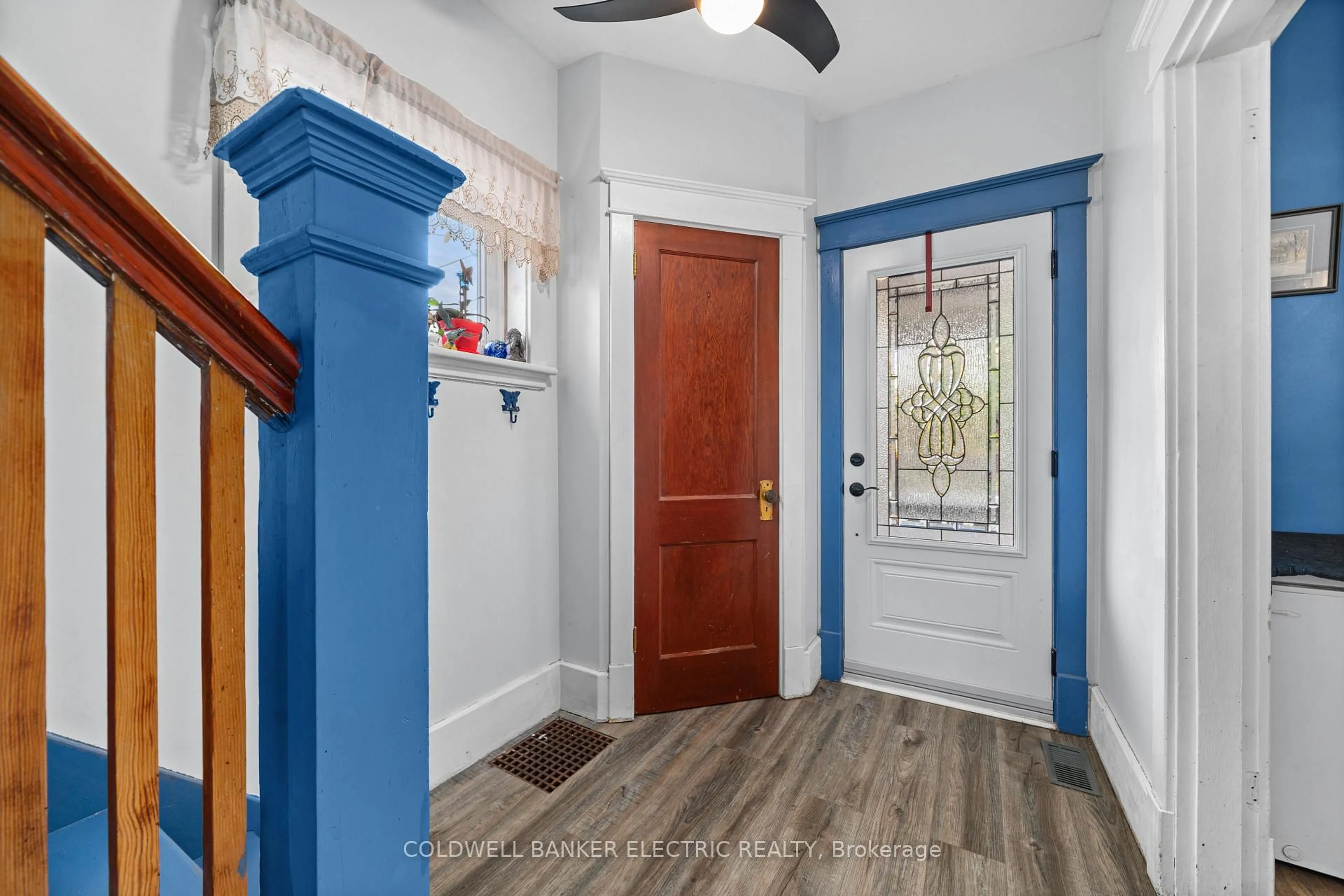 Indoor entryway for 112 Lansdowne St, Peterborough Ontario K9J 1Y1