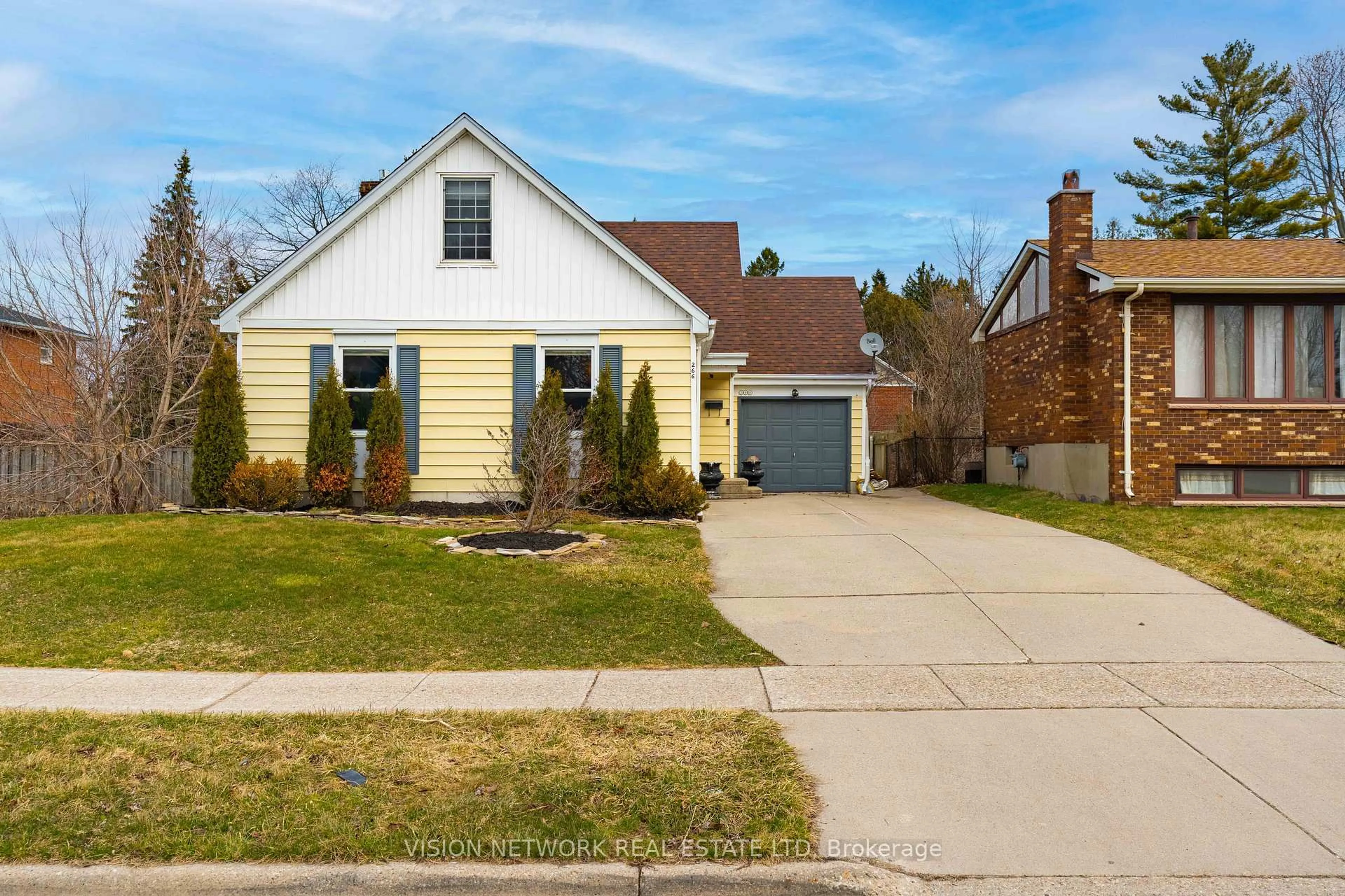 Home with vinyl exterior material, street for 266 Chestnut St, St. Thomas Ontario N5R 5N2