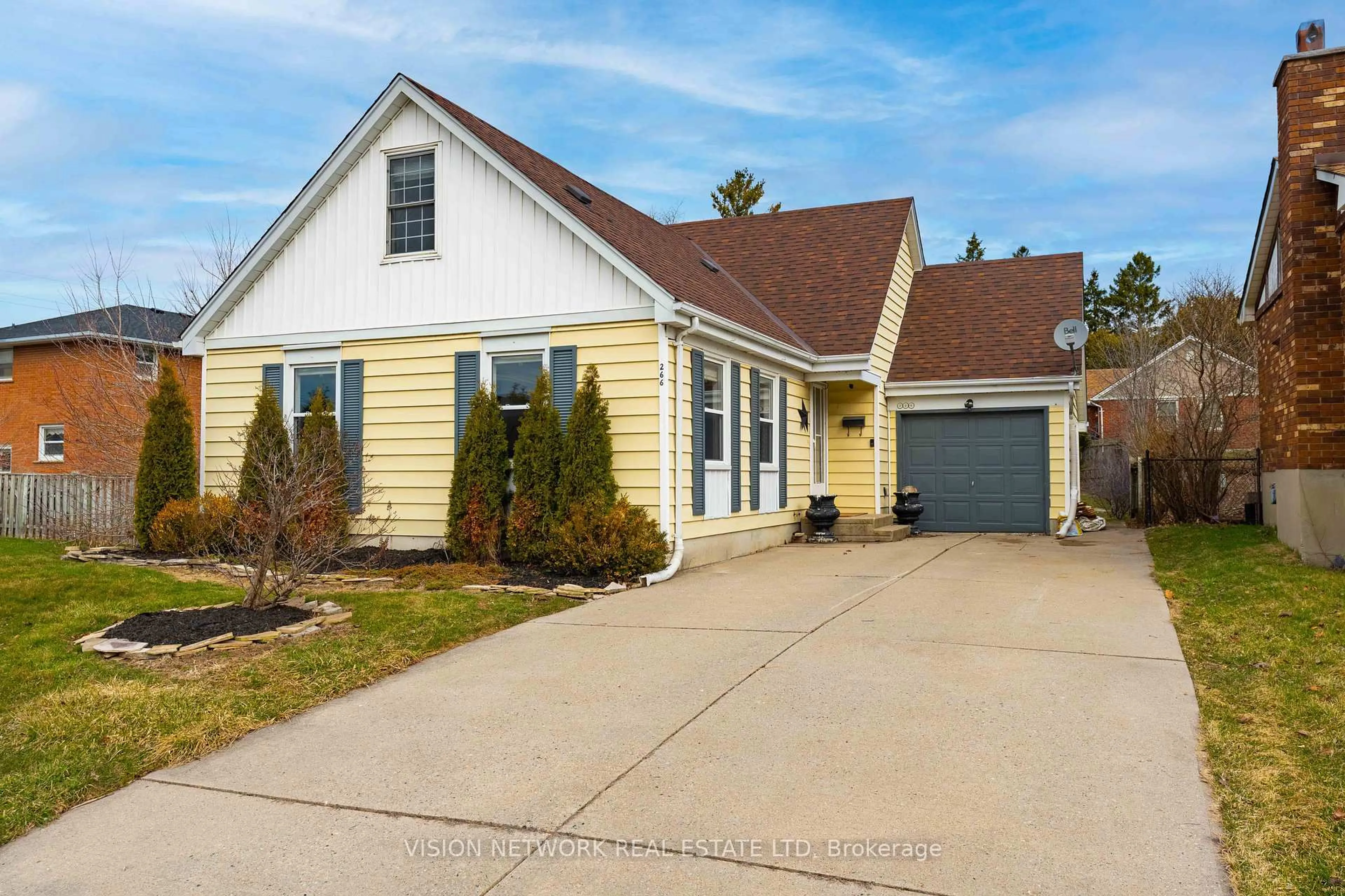 Home with vinyl exterior material, street for 266 Chestnut St, St. Thomas Ontario N5R 5N2