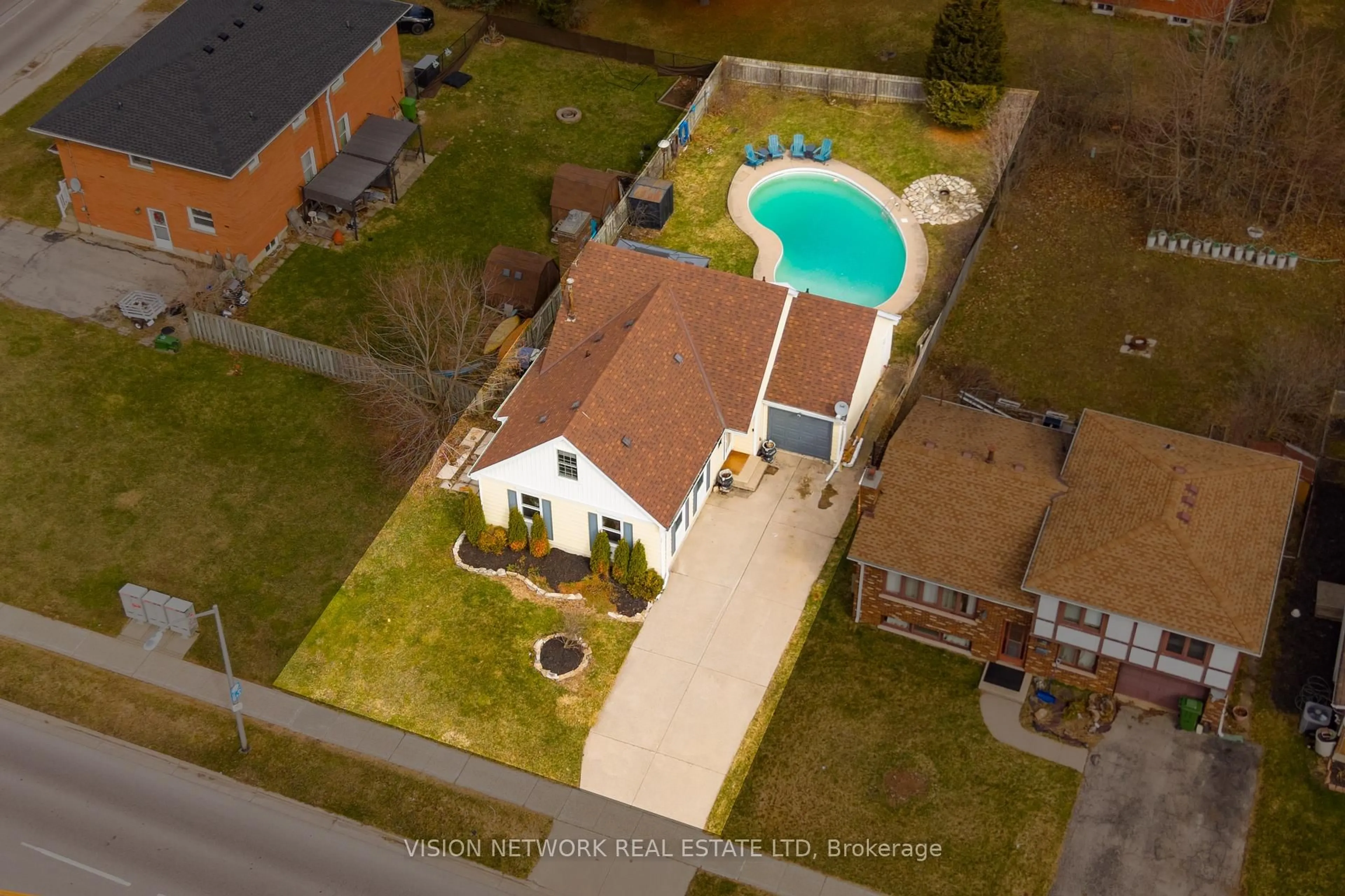 A pic from outside/outdoor area/front of a property/back of a property/a pic from drone, street for 266 Chestnut St, St. Thomas Ontario N5R 5N2