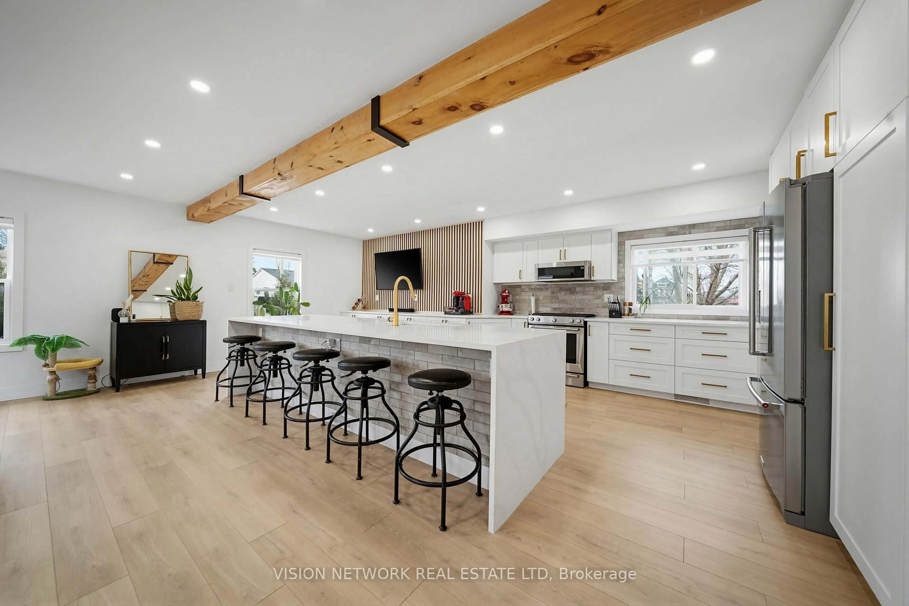 Open concept kitchen, unknown for 266 Chestnut St, St. Thomas Ontario N5R 5N2