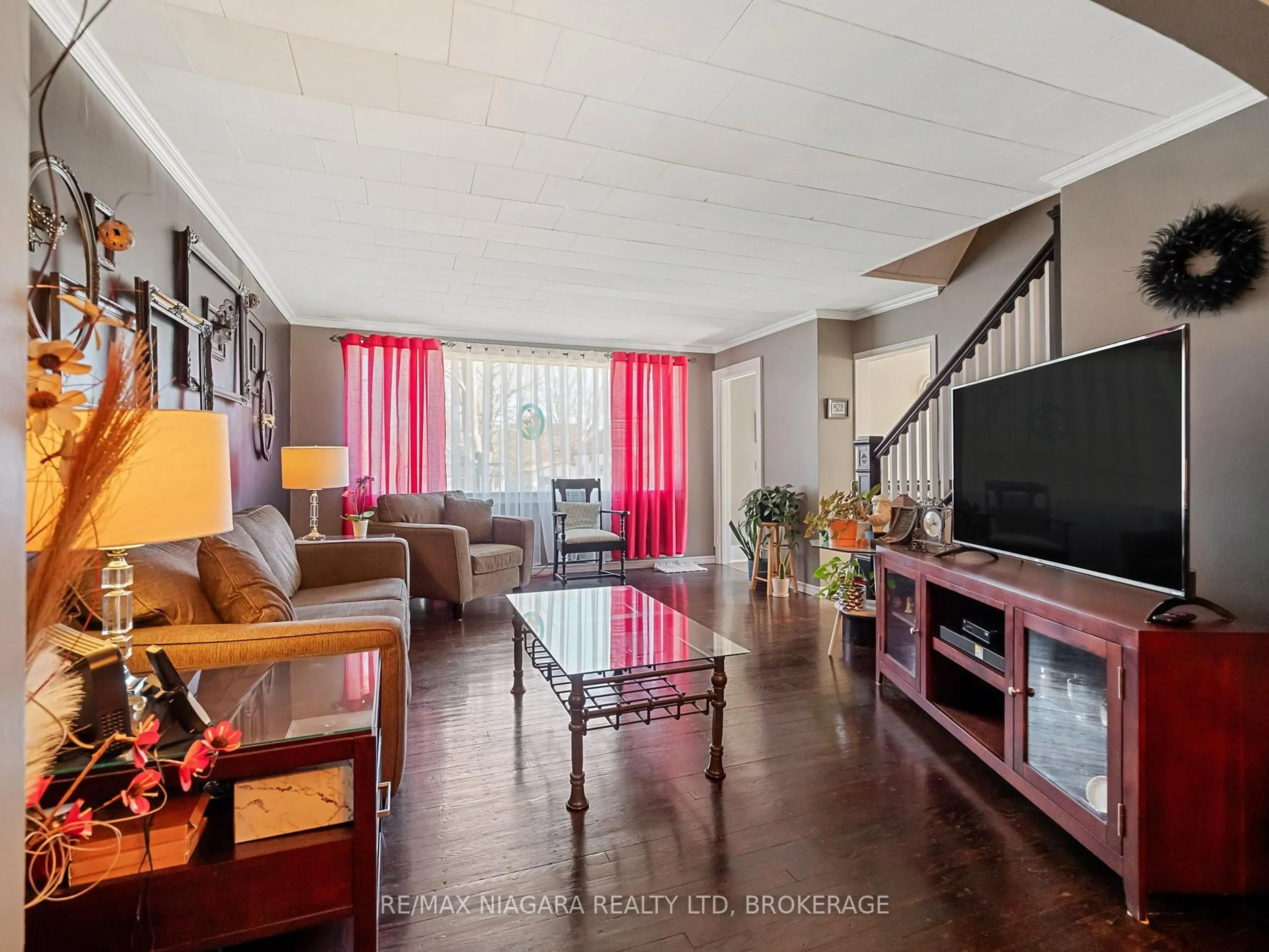 Living room with furniture, unknown for 244 North St, Fort Erie Ontario L2A 3R8