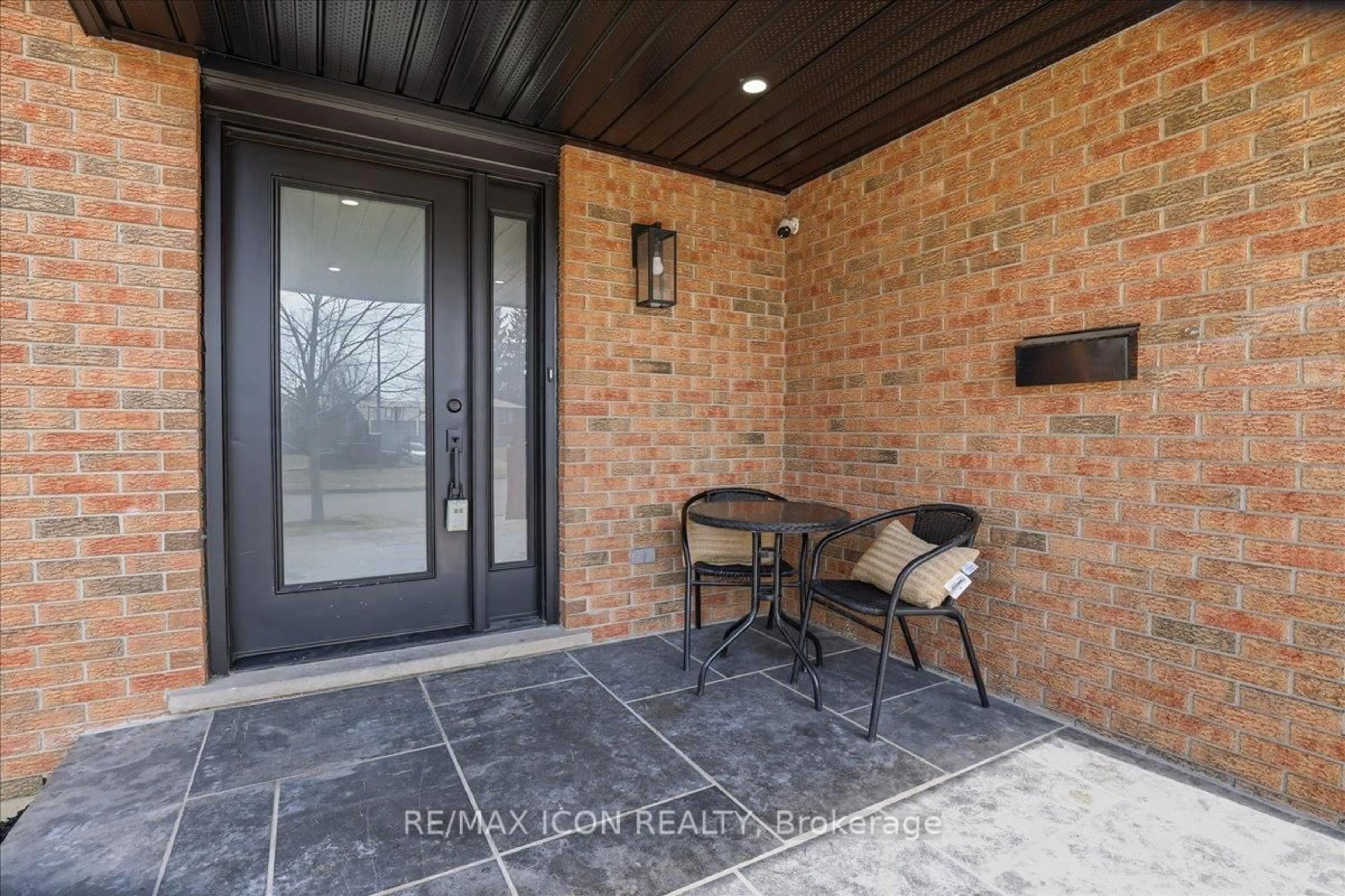 Indoor entryway for 112 White Oak Pl, Waterloo Ontario N2V 1B2