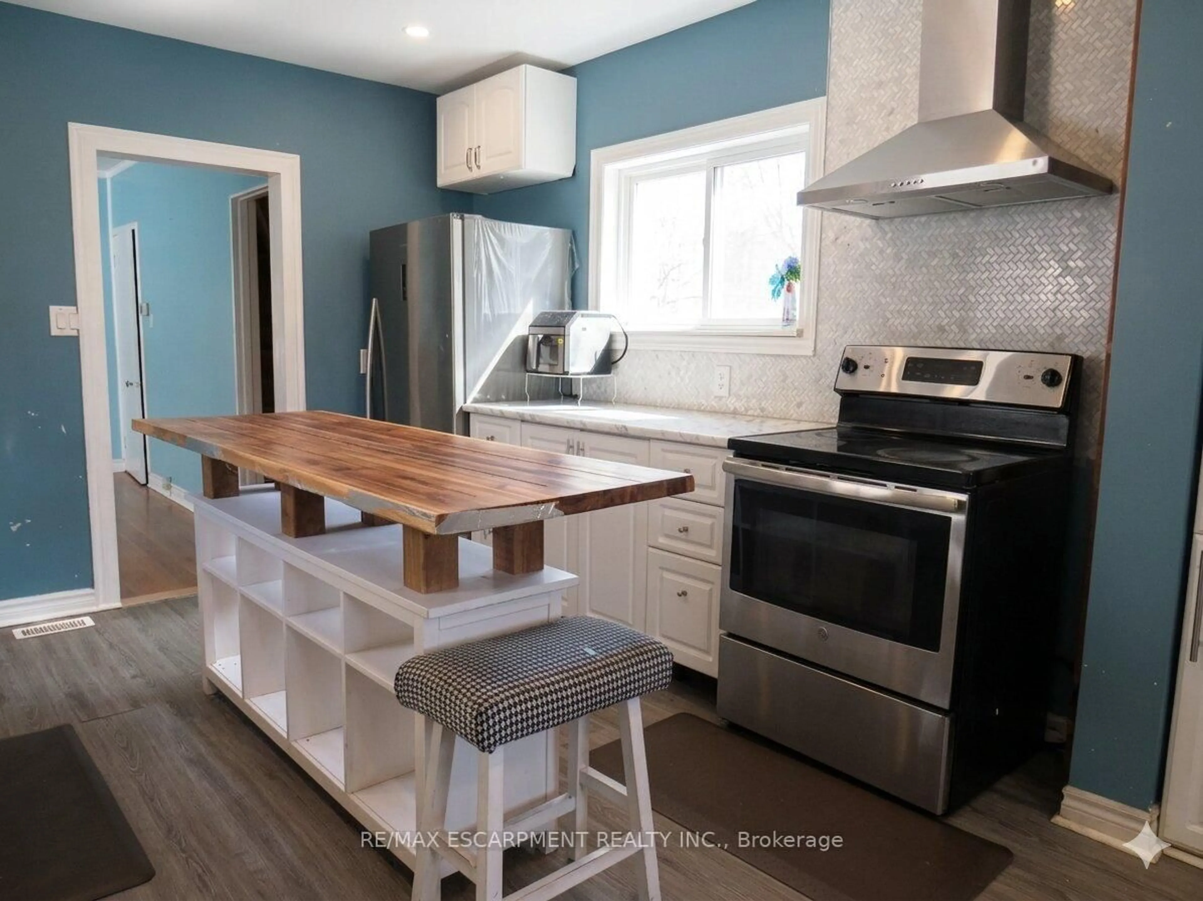 Open concept kitchen, wood/laminate floor for 54 Edinburgh Ave, Hamilton Ontario L8H 2C5
