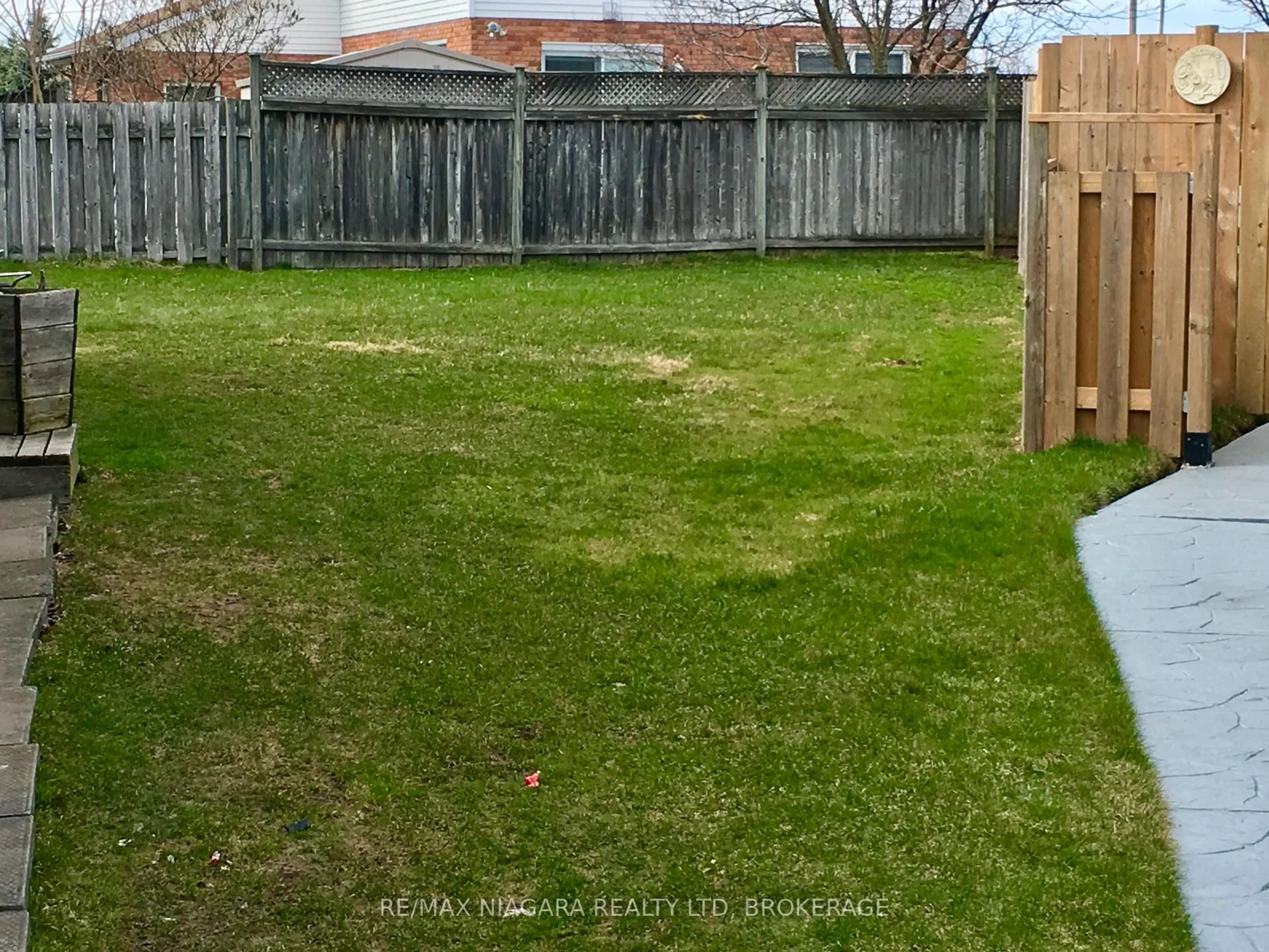 A pic from outside/outdoor area/front of a property/back of a property/a pic from drone, street for 7701 Cortina Cres, Niagara Falls Ontario L2H 3B4