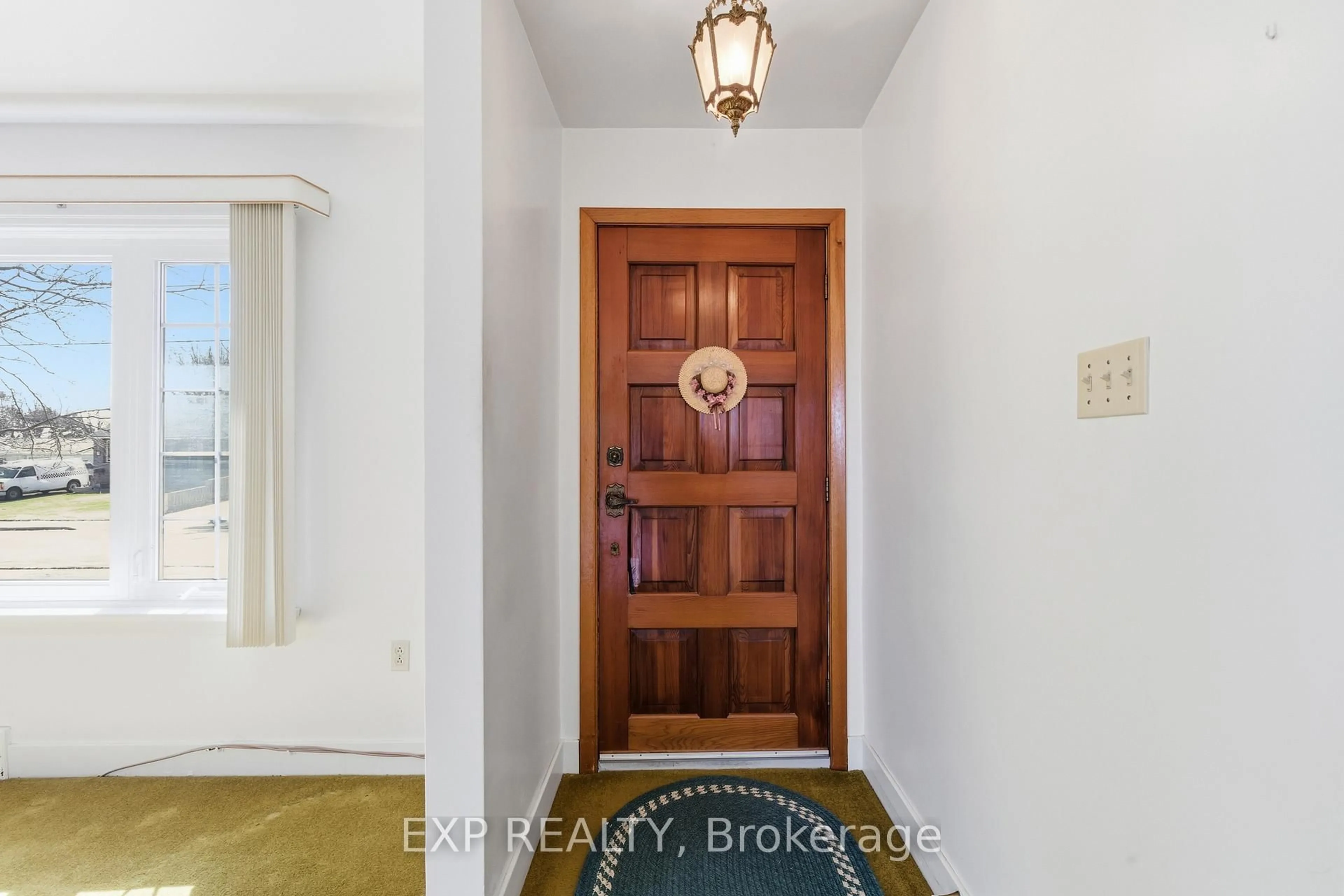 Indoor entryway for 5893 Carman St, Niagara Falls Ontario L2J 1S2