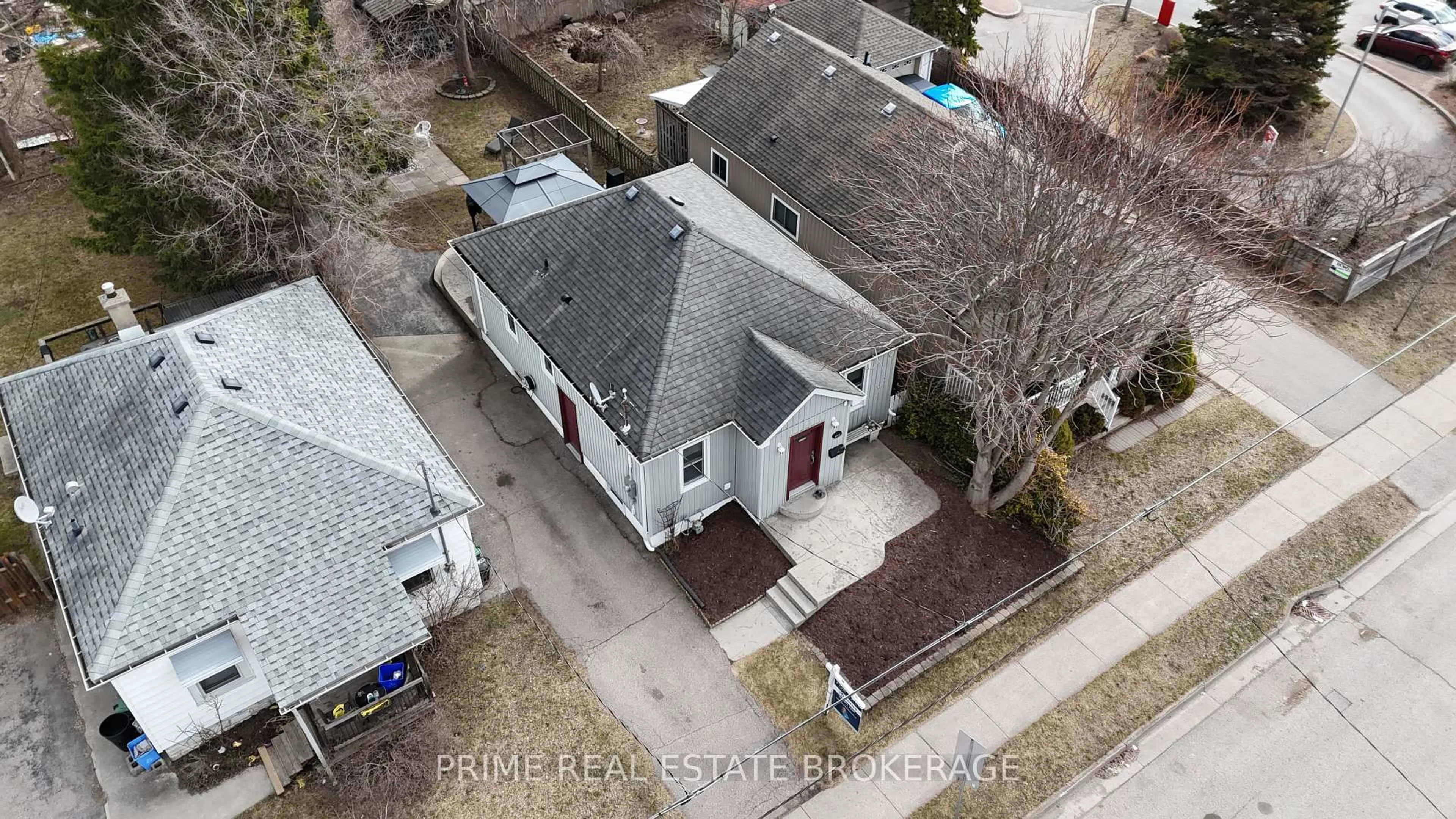A pic from outside/outdoor area/front of a property/back of a property/a pic from drone, street for 130 Giles St, London East Ontario N5Z 2V7