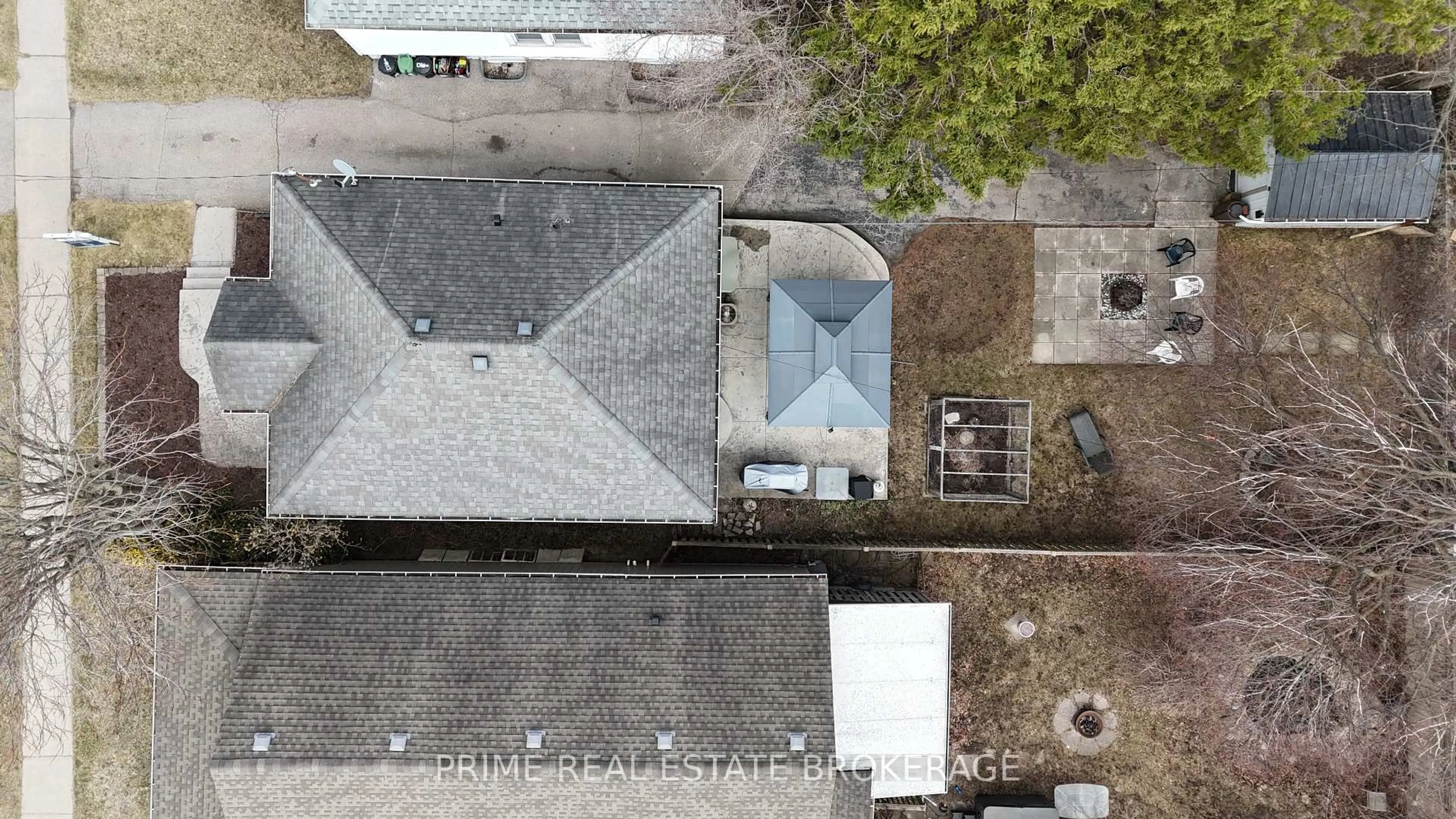 A pic from outside/outdoor area/front of a property/back of a property/a pic from drone, unknown for 130 Giles St, London East Ontario N5Z 2V7