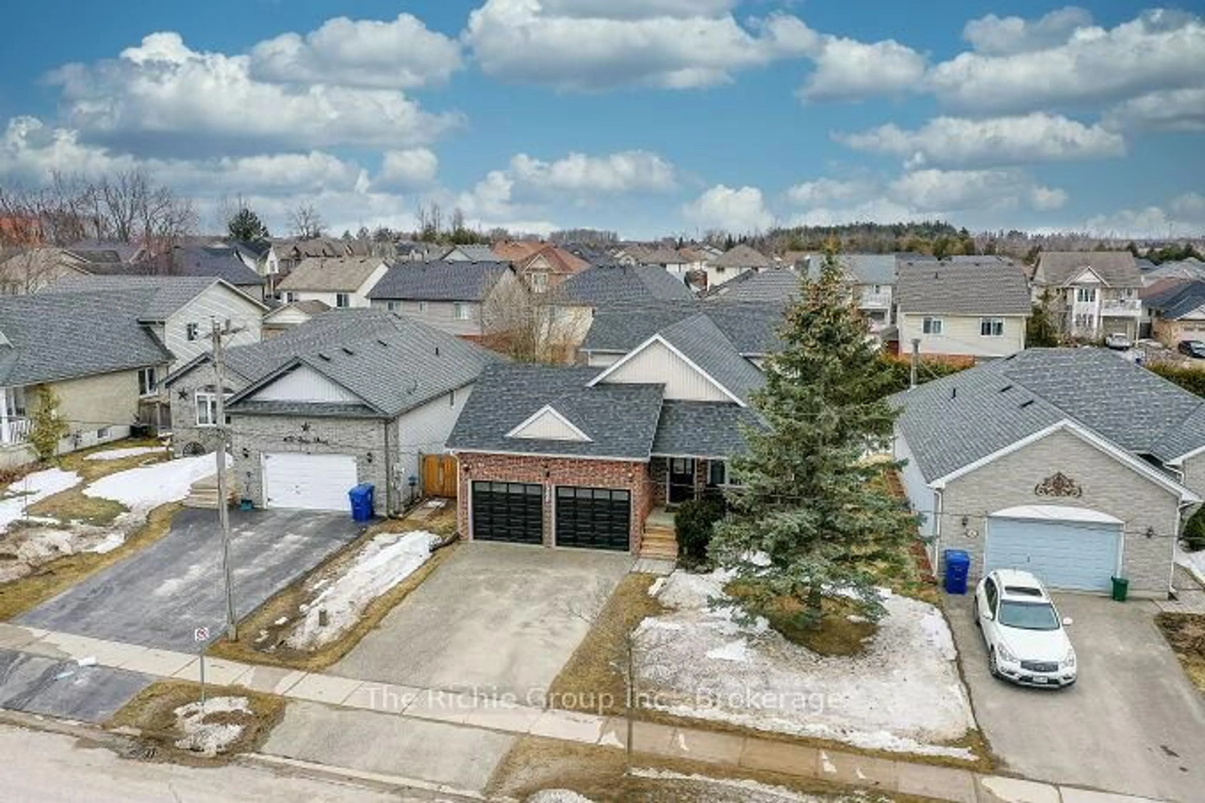 A pic from outside/outdoor area/front of a property/back of a property/a pic from drone, street for 624 Cedar St, Shelburne Ontario L9V 2W6