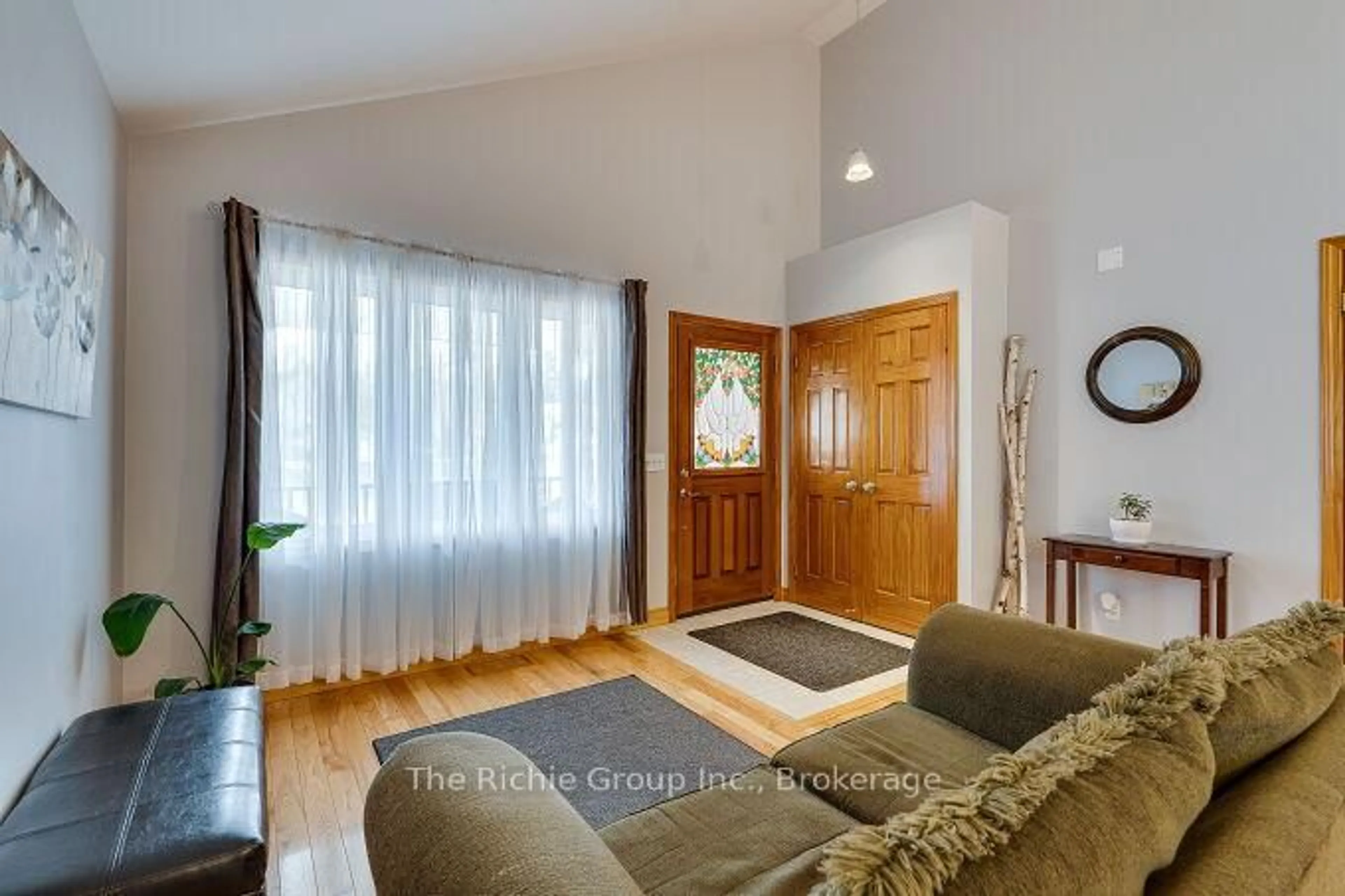 Living room with furniture, wood/laminate floor for 624 Cedar St, Shelburne Ontario L9V 2W6