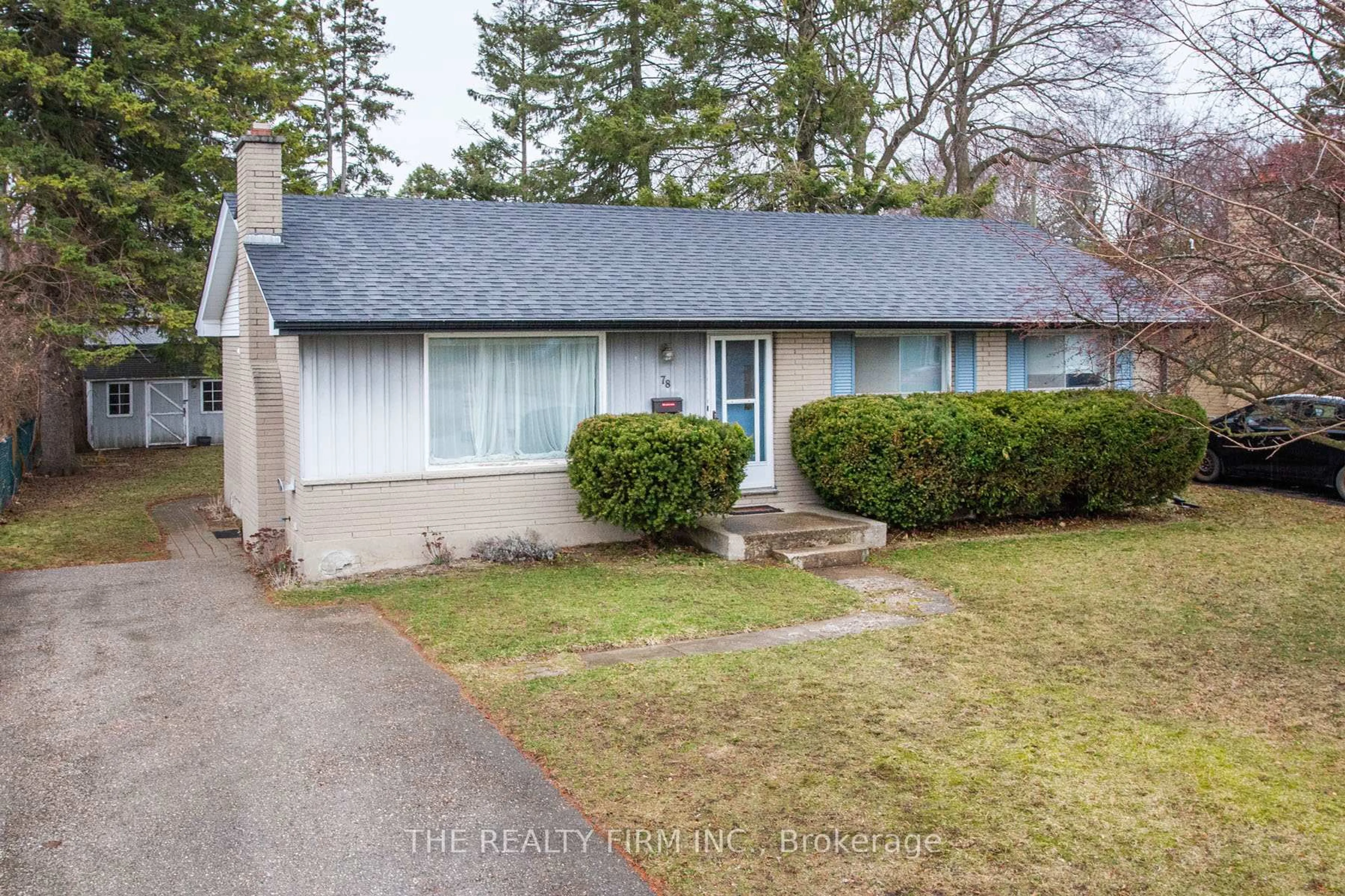 A pic from outside/outdoor area/front of a property/back of a property/a pic from drone, street for 78 Strathcona Dr, London East Ontario N5W 1P8