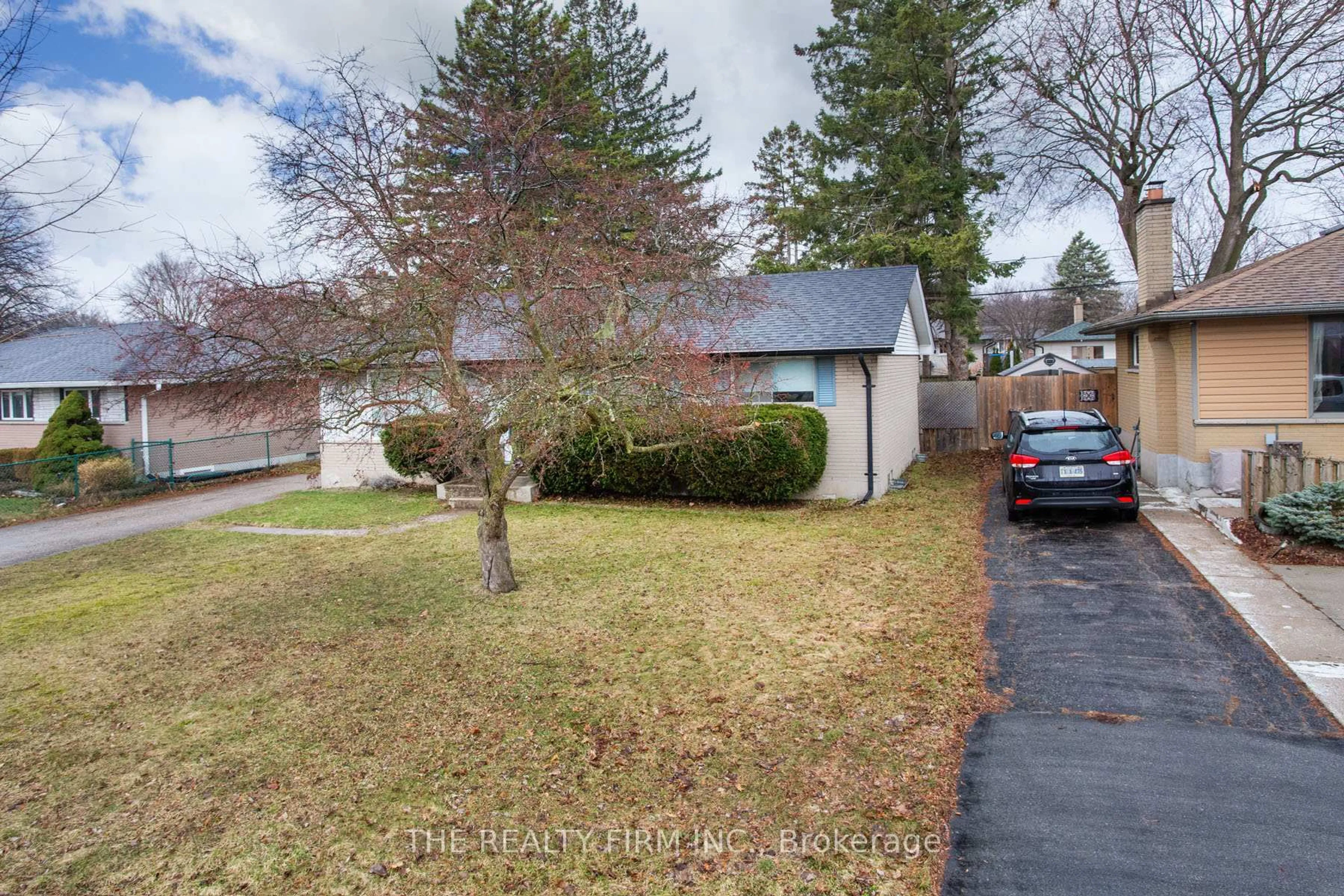 A pic from outside/outdoor area/front of a property/back of a property/a pic from drone, street for 78 Strathcona Dr, London East Ontario N5W 1P8