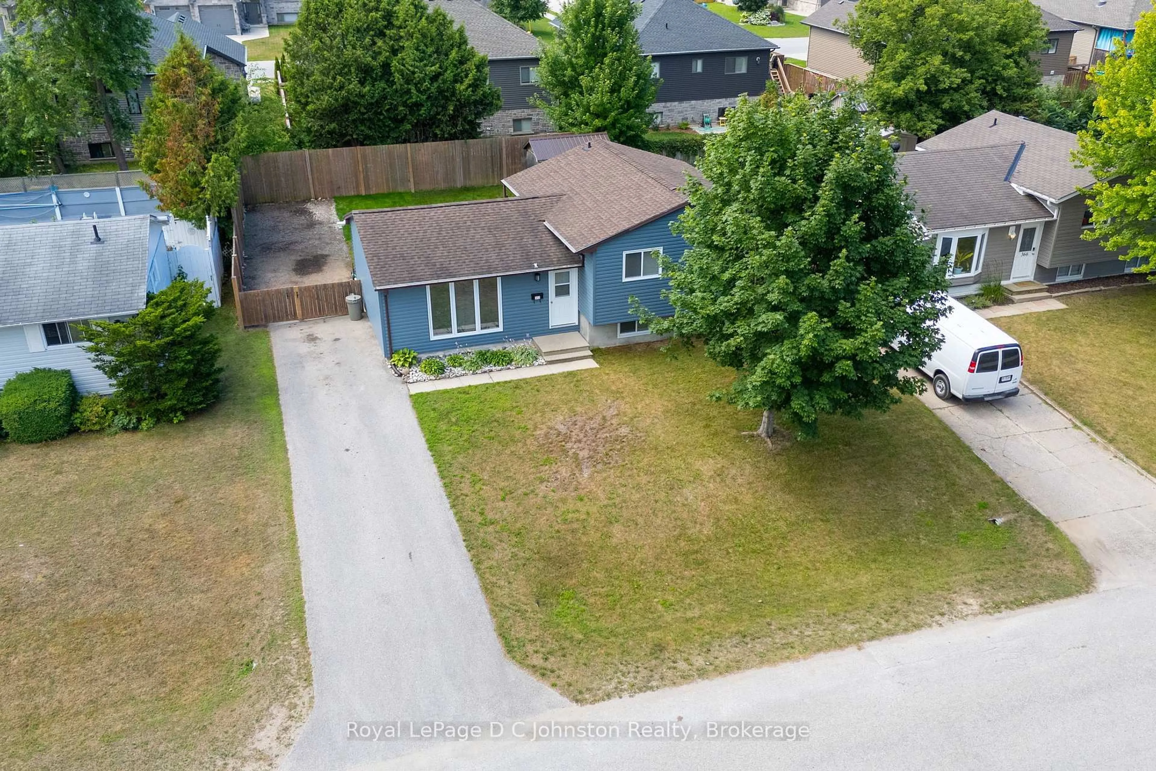 A pic from outside/outdoor area/front of a property/back of a property/a pic from drone, street for 372 Provincial St, Saugeen Shores Ontario N0H 2C1