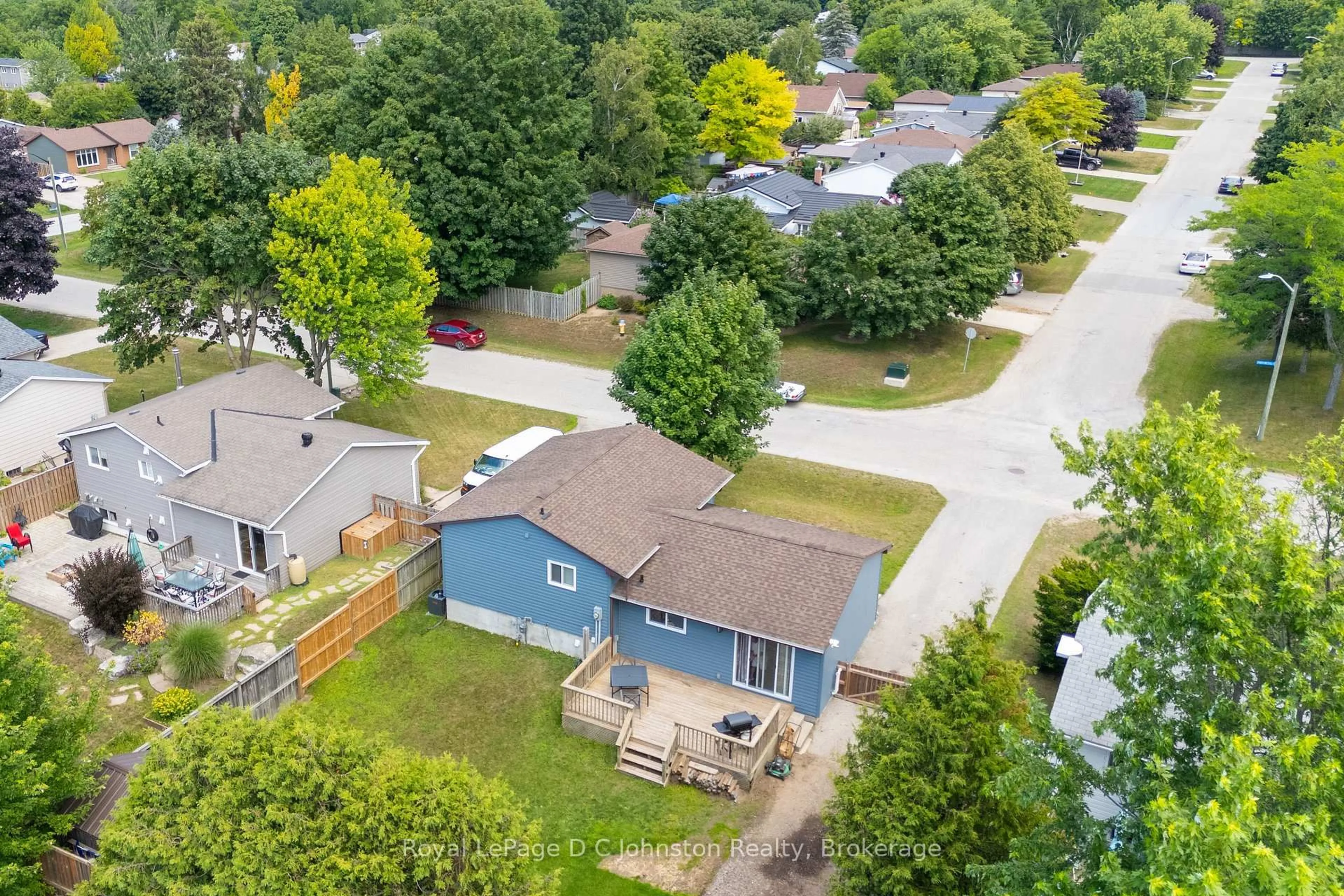 A pic from outside/outdoor area/front of a property/back of a property/a pic from drone, street for 372 Provincial St, Saugeen Shores Ontario N0H 2C1