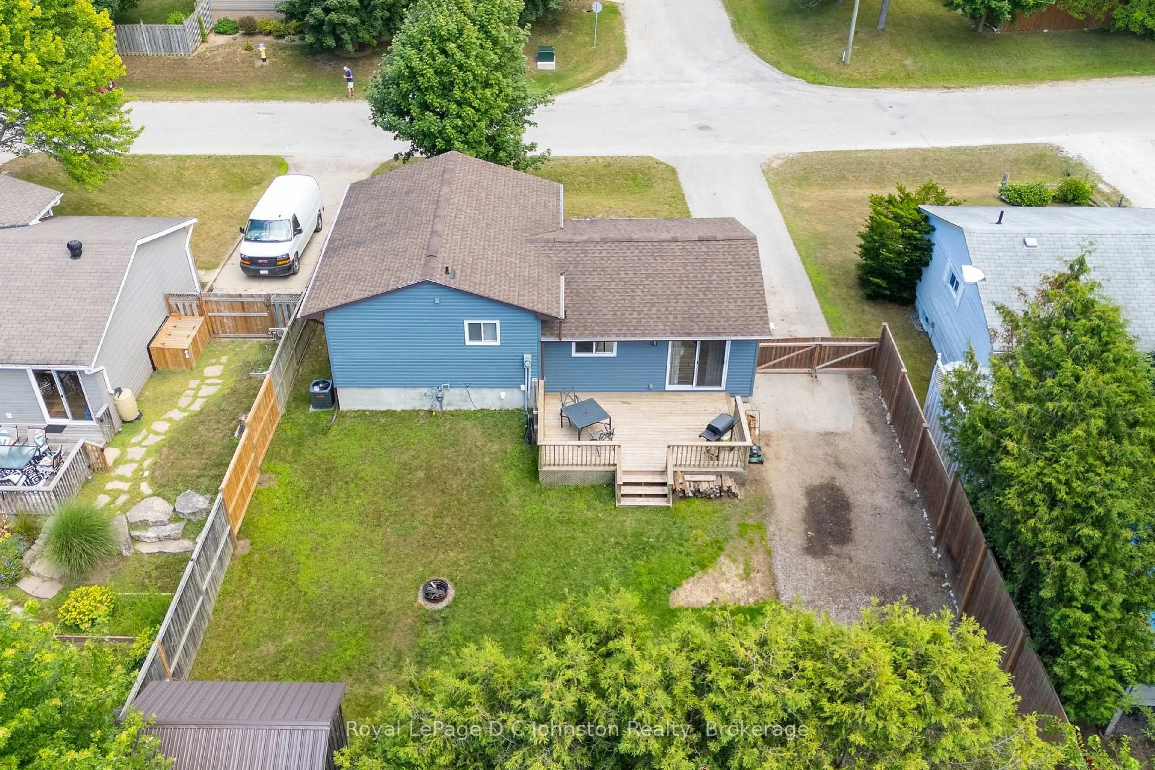 A pic from outside/outdoor area/front of a property/back of a property/a pic from drone, street for 372 Provincial St, Saugeen Shores Ontario N0H 2C1
